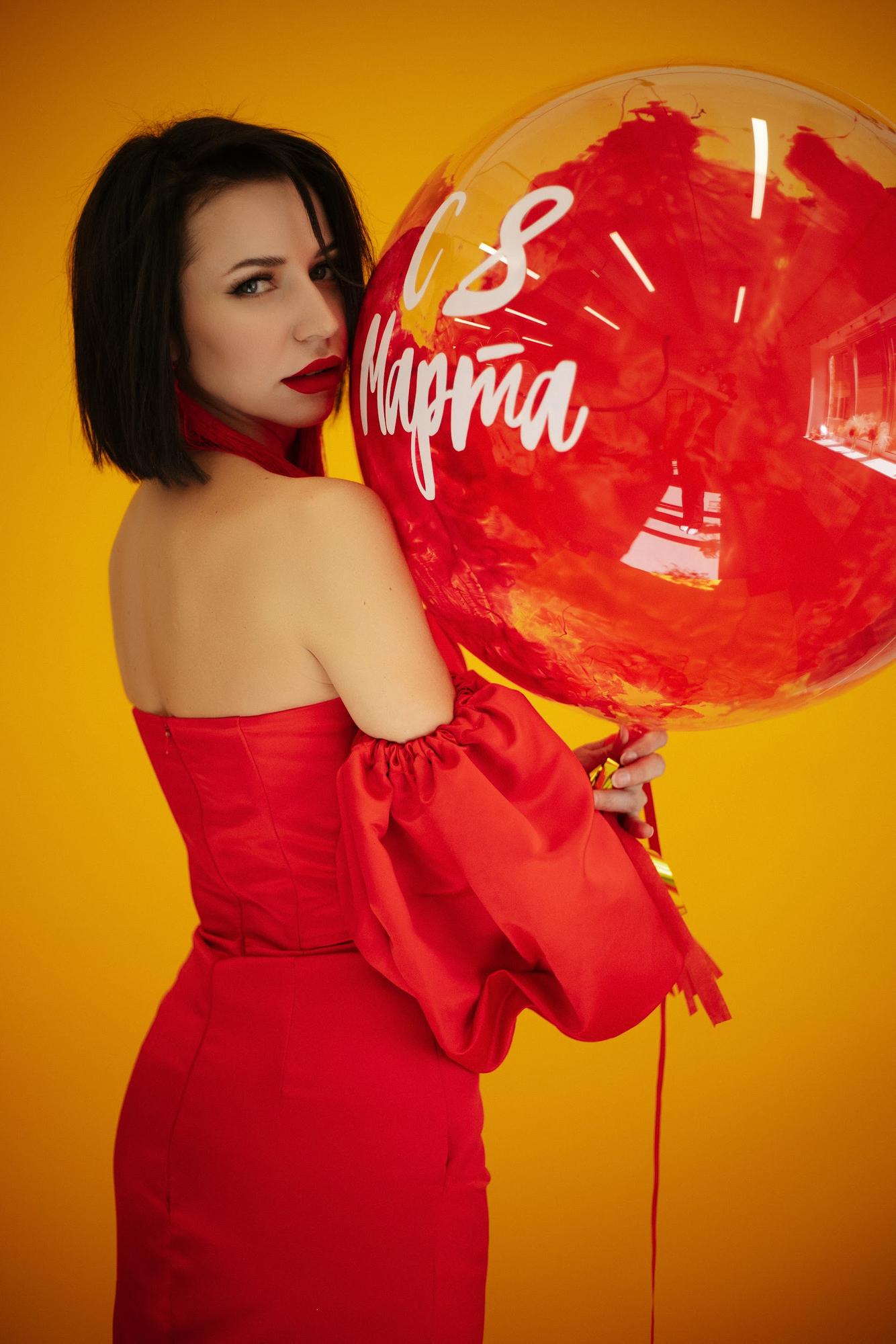 Красное атласное мини со съемным рукавом