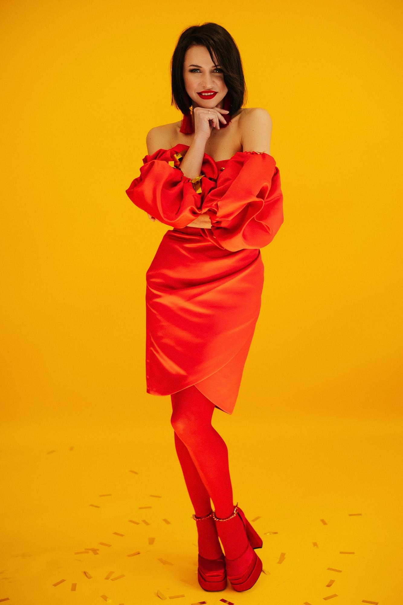 Красное атласное мини со съемным рукавом