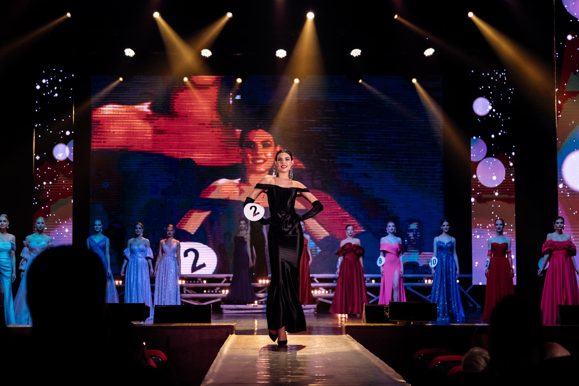 Черное платье шелковый атлас по фигуре спущенные плечи