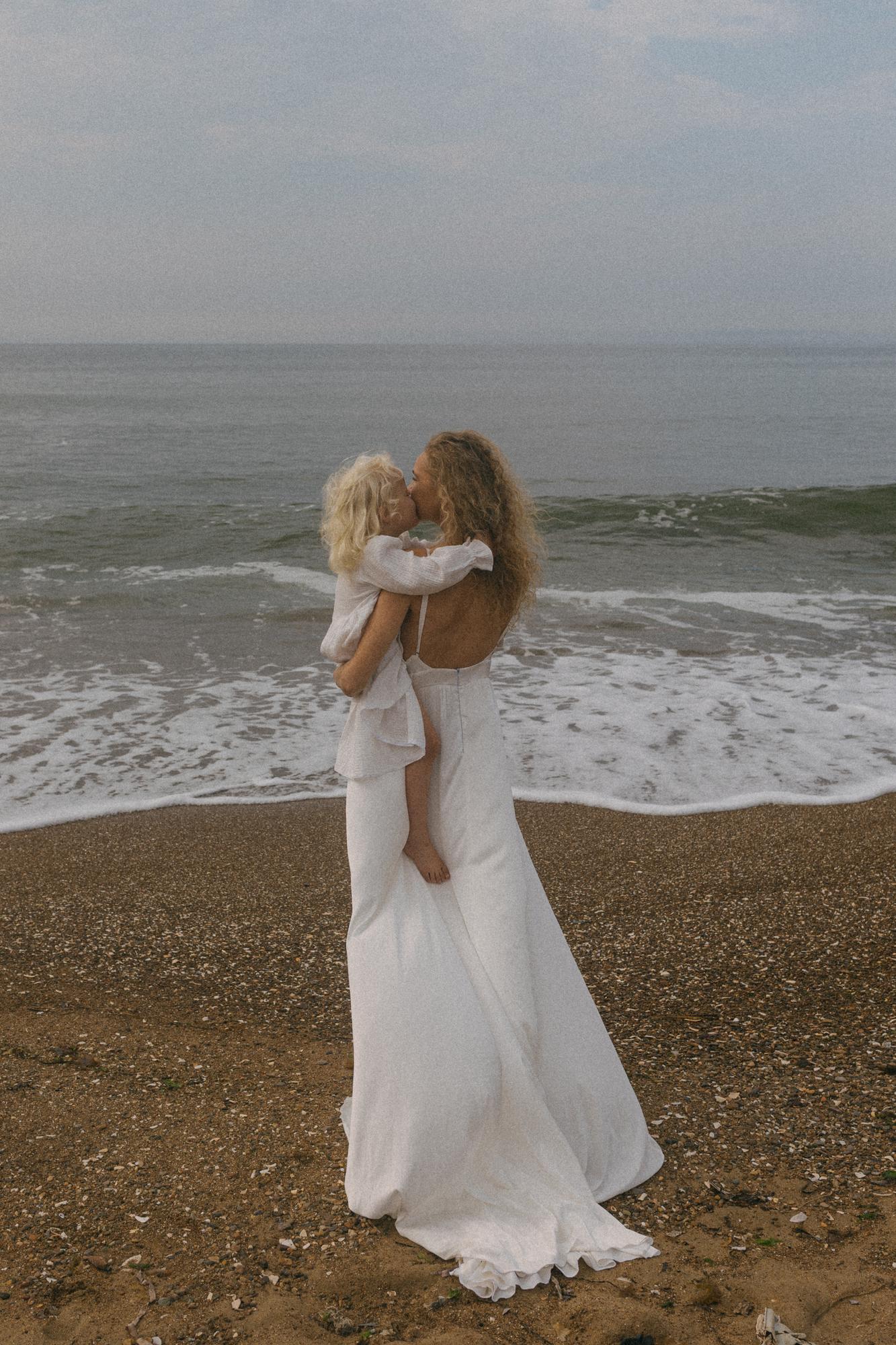 Молочное шелковое платье на тонких лямках с открытой спиной