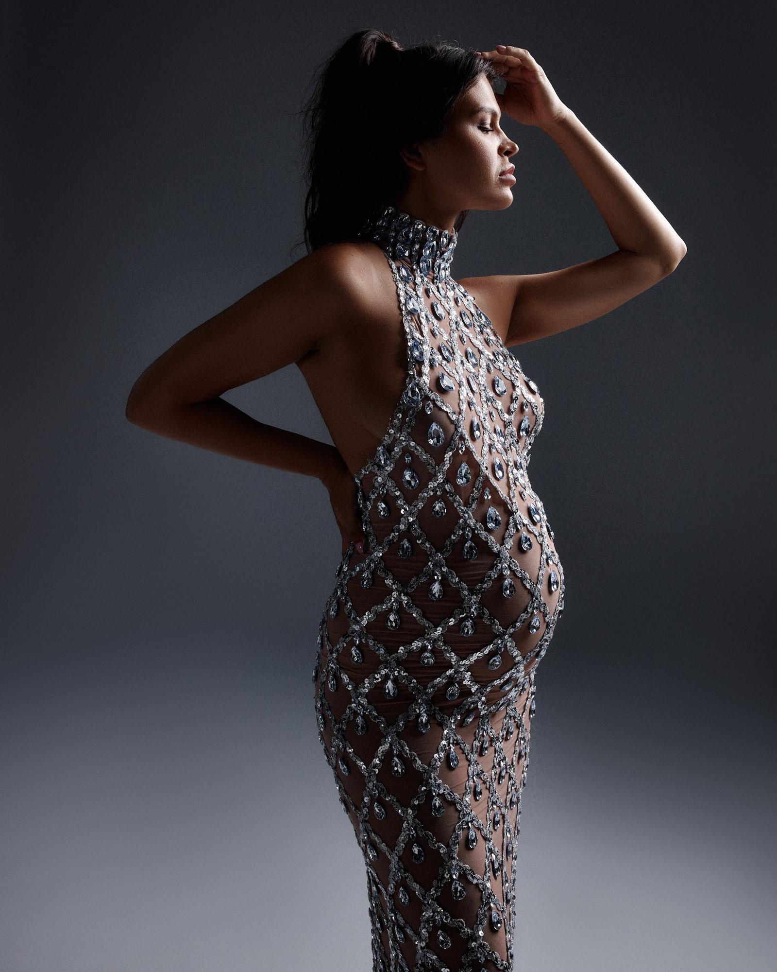 Серебряное платье-сетка из страз