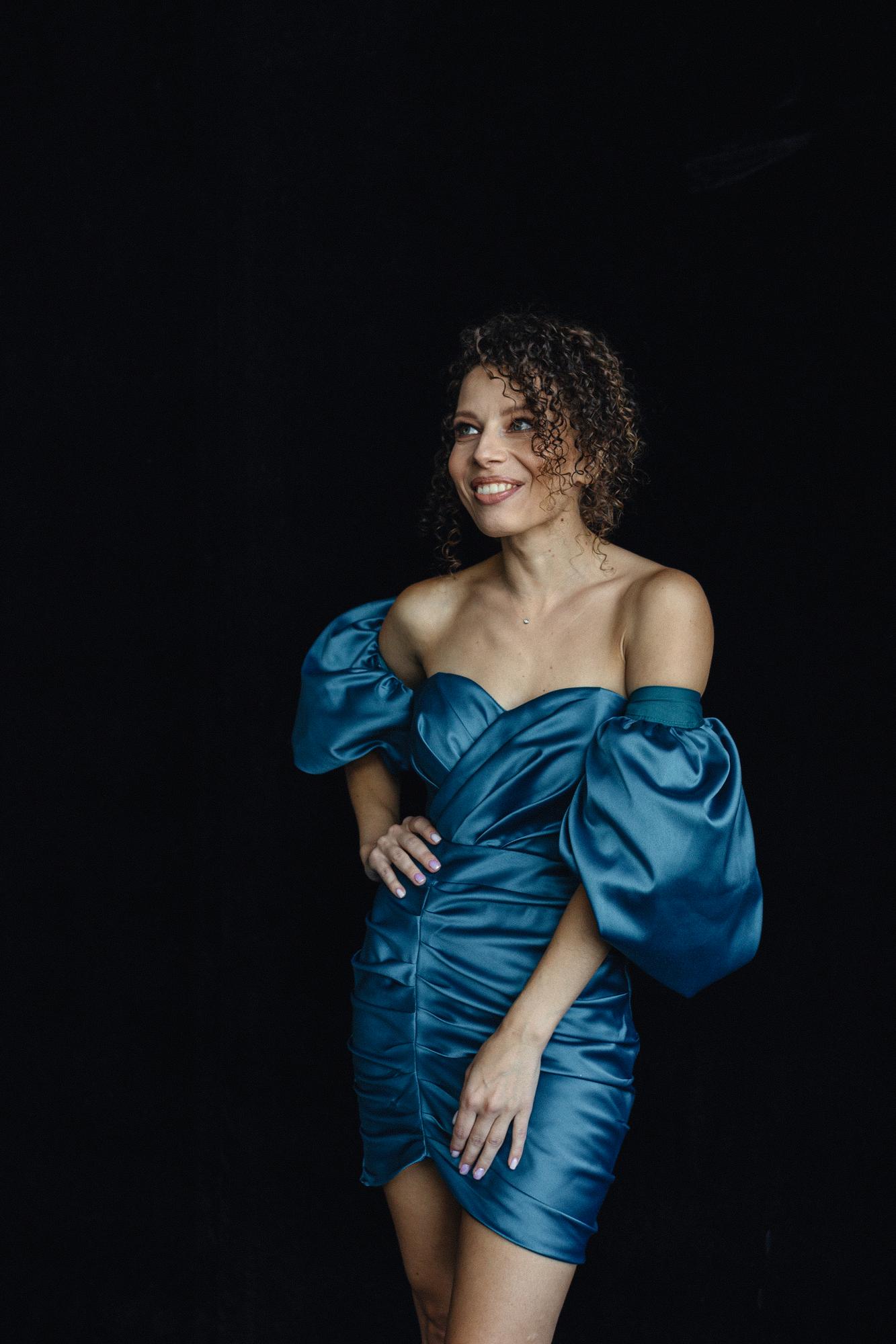 Изумрудное атласное мини объемные рукава