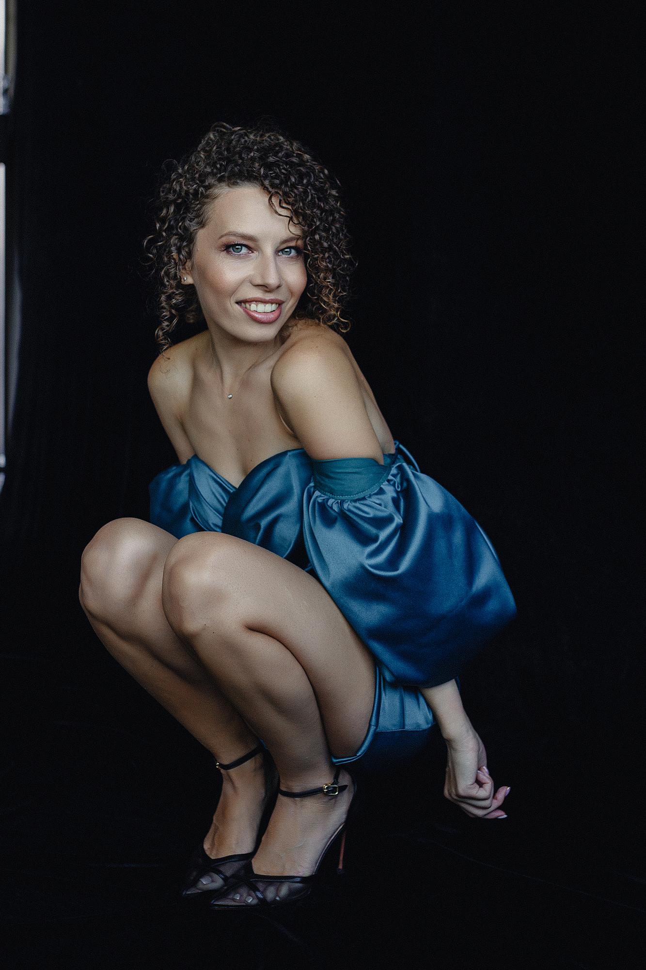 Изумрудное атласное мини объемные рукава