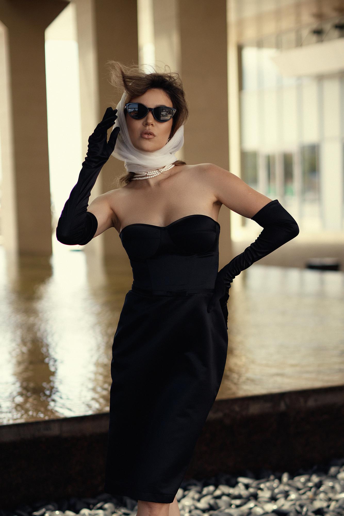 Черное атласное платье со съемными рукавами