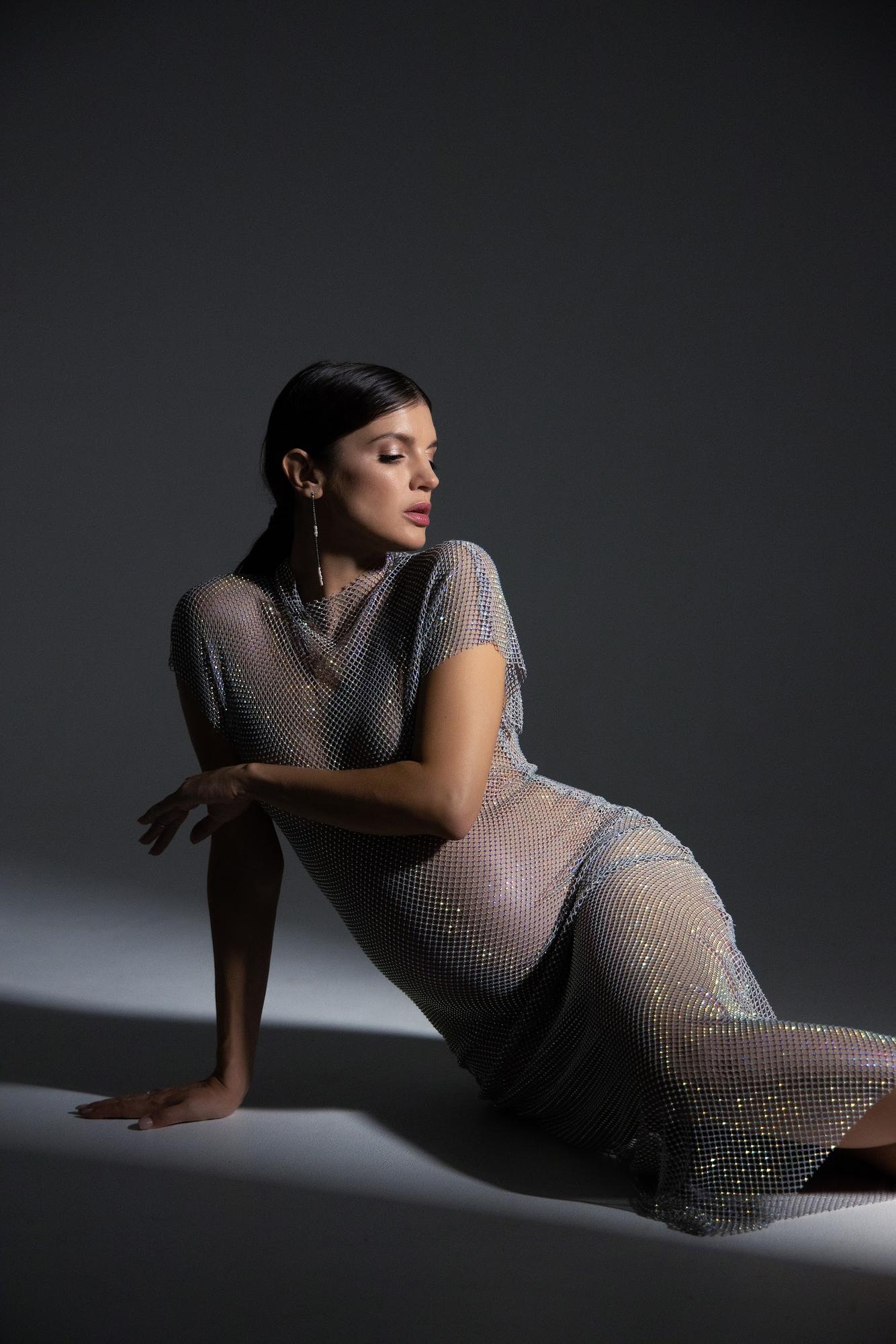 Серебро платье сетка под горло миди блеск