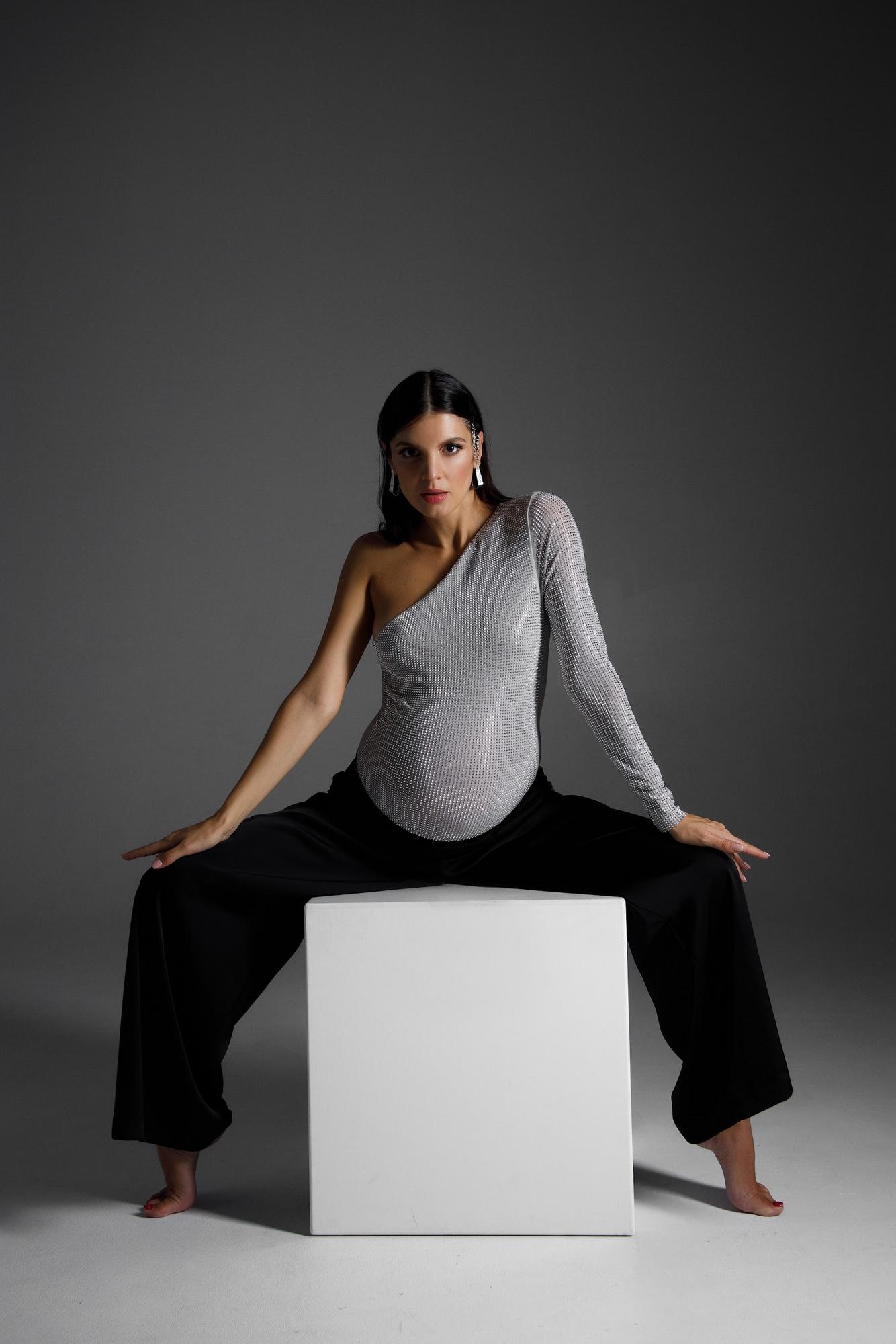 Боди серое стразы ассиметрия на одно плечо рукав