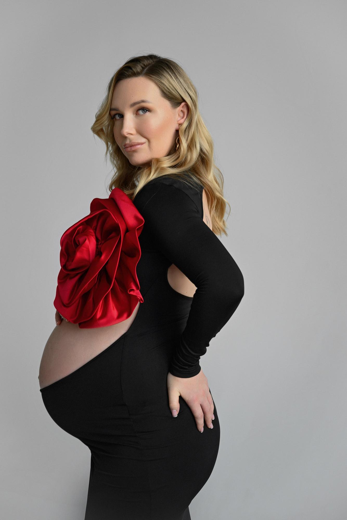 Черное платье с рукавами и вырезом на животе