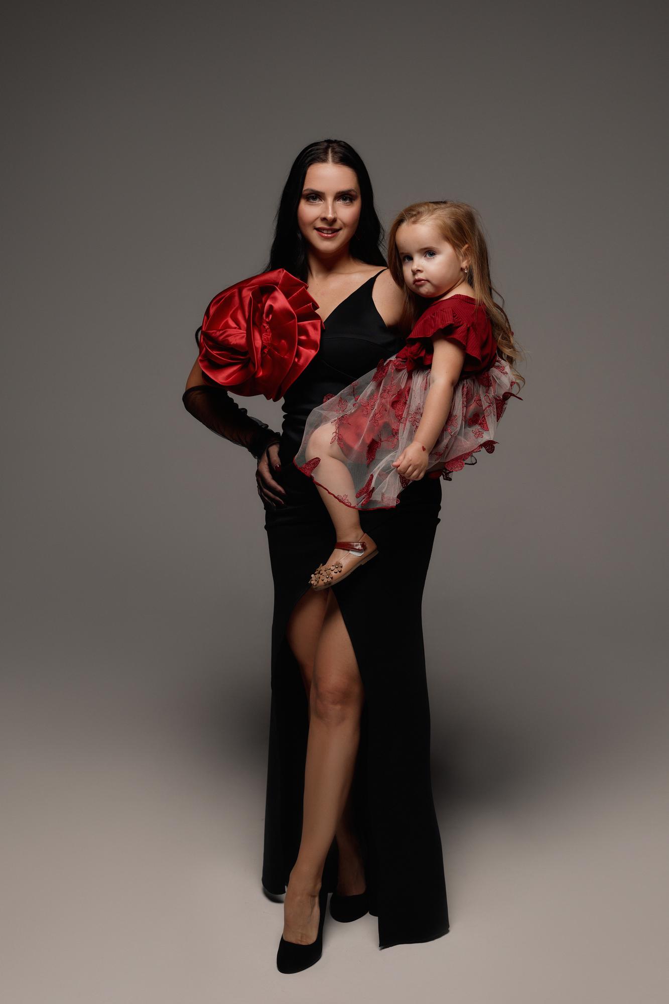 Чёрное лаконичное платье с украшением и в спине