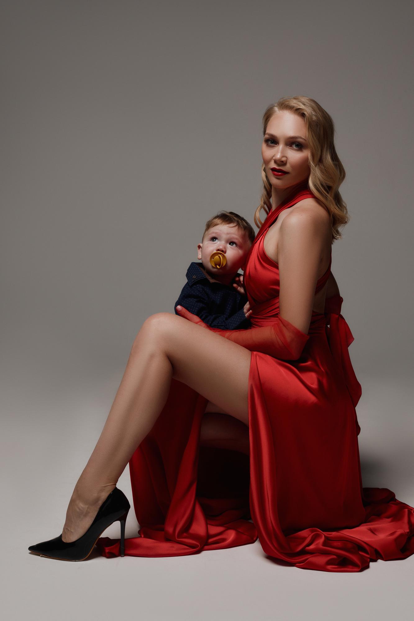 Пэрис красное шелковое с разрезом