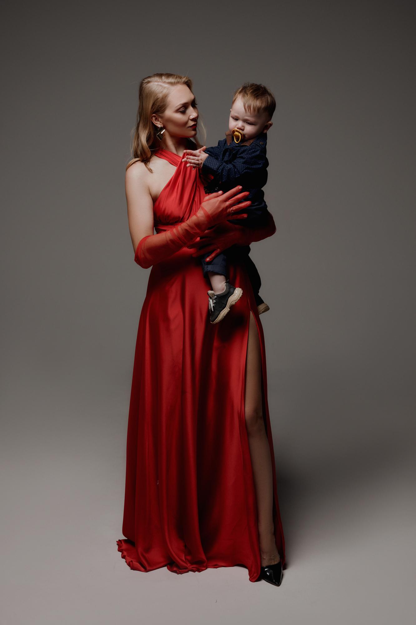 Пэрис красное шелковое с разрезом