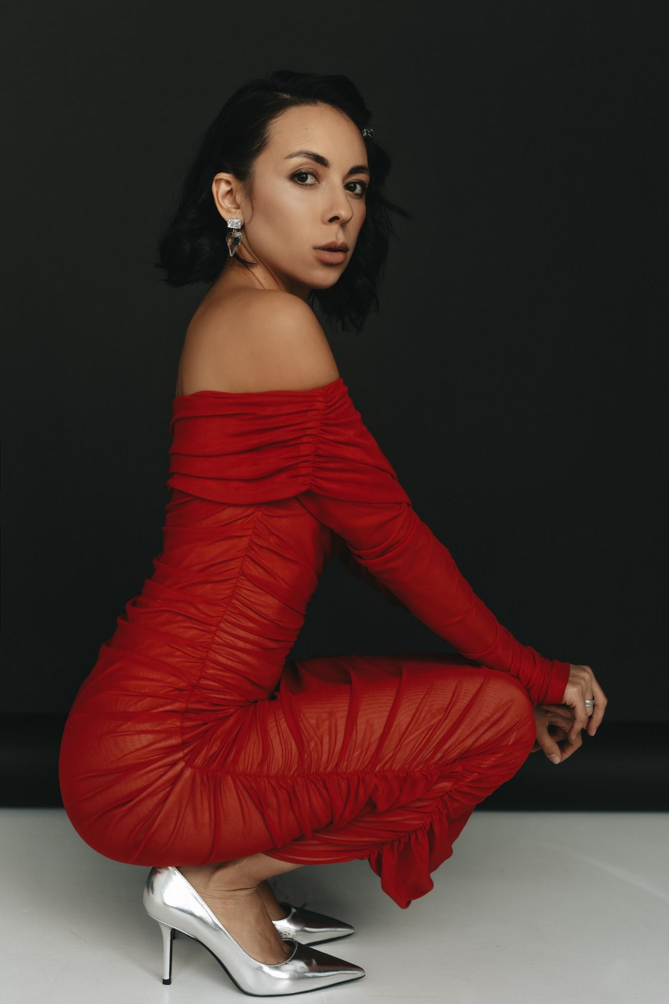 Красное с рукавом, фатин гармошкой миди