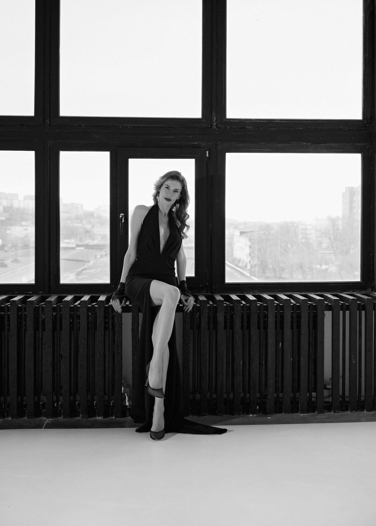 Черное по фигуре застежка на шее разрез спереди шлейф