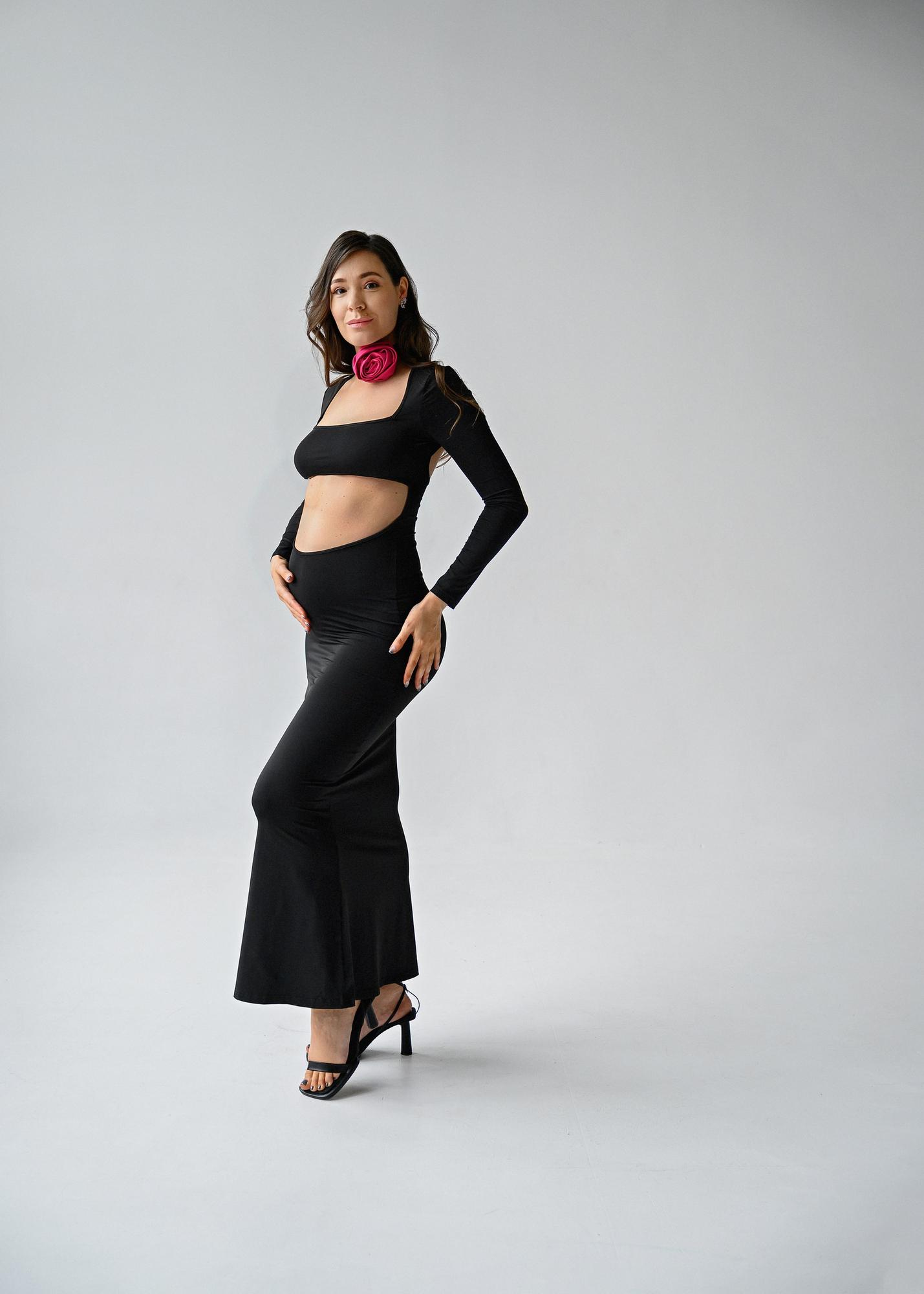 Черное платье с рукавами и вырезом на животе
