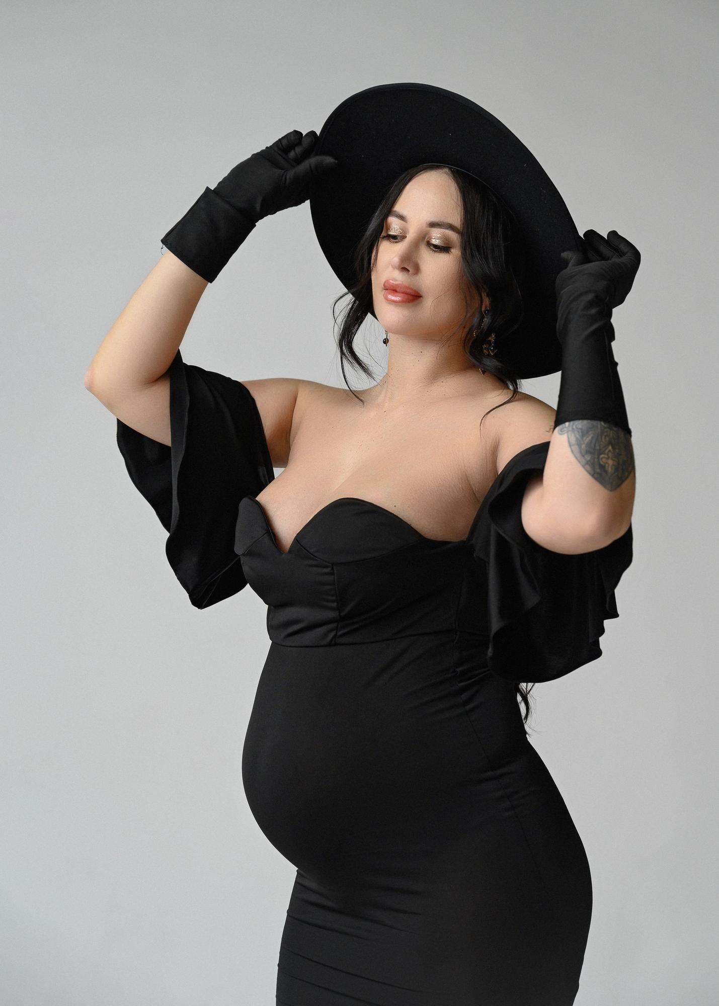 Черное платье со спущенными плечами