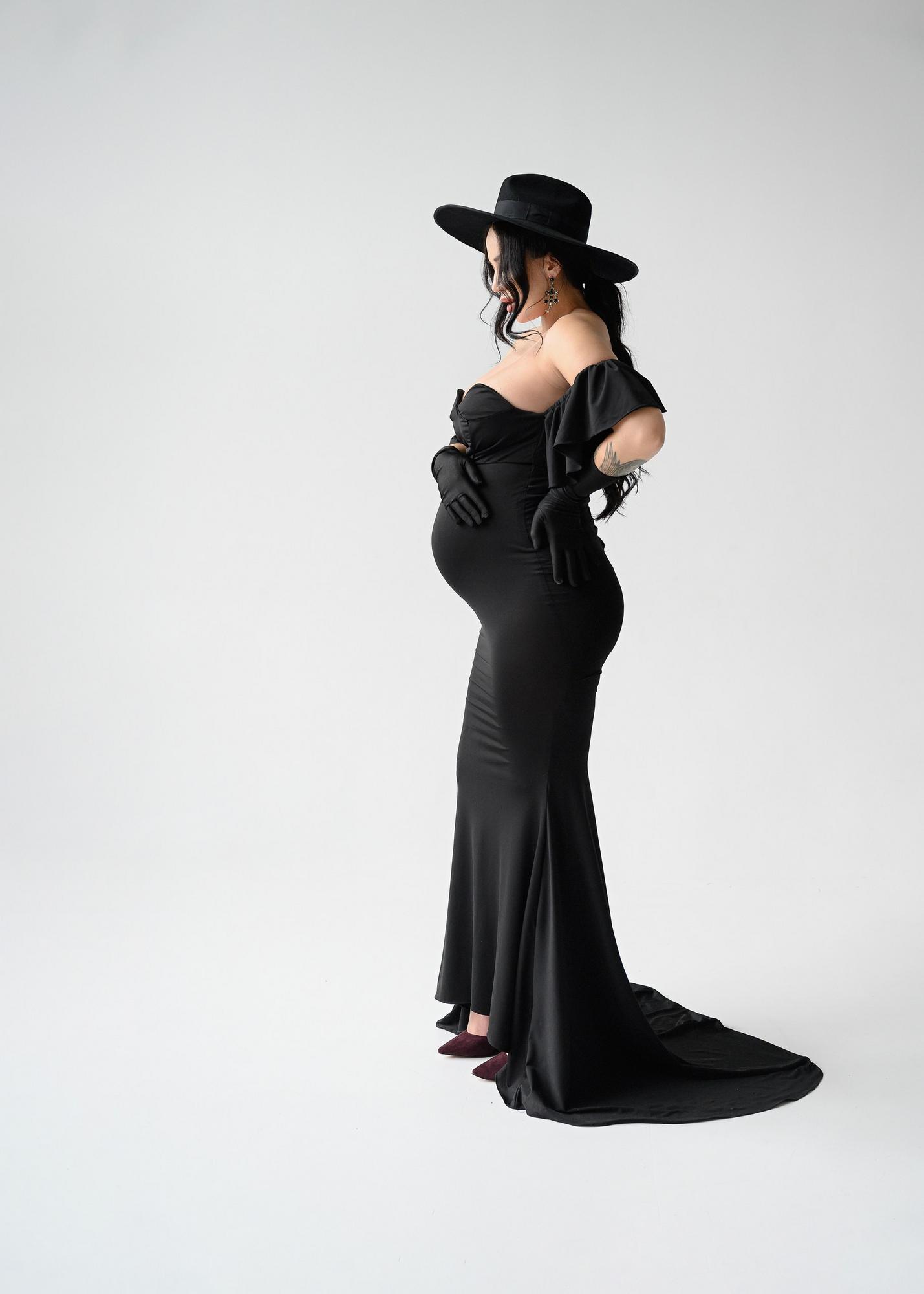 Черное платье со спущенными плечами