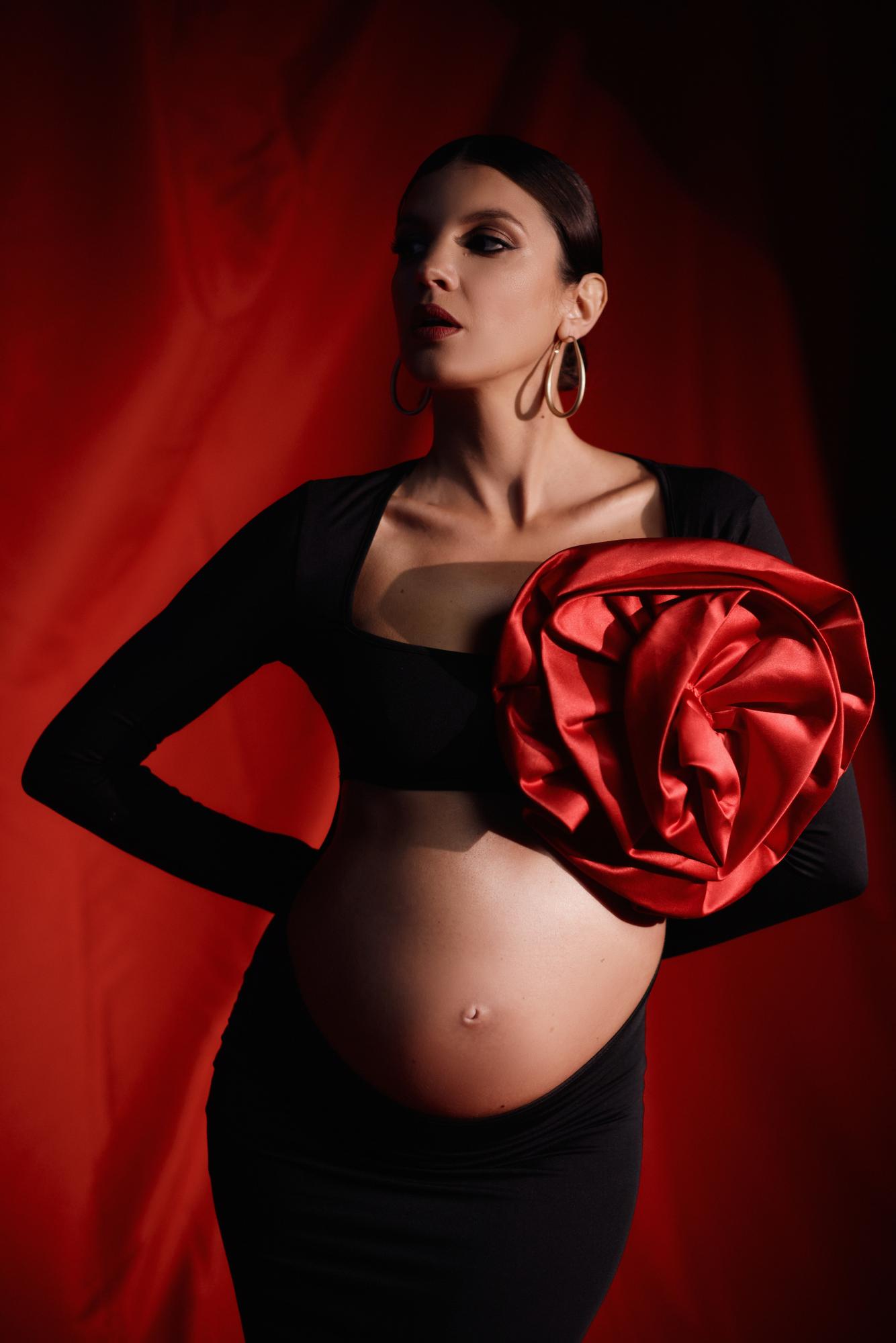 Черное платье с рукавами и вырезом на животе