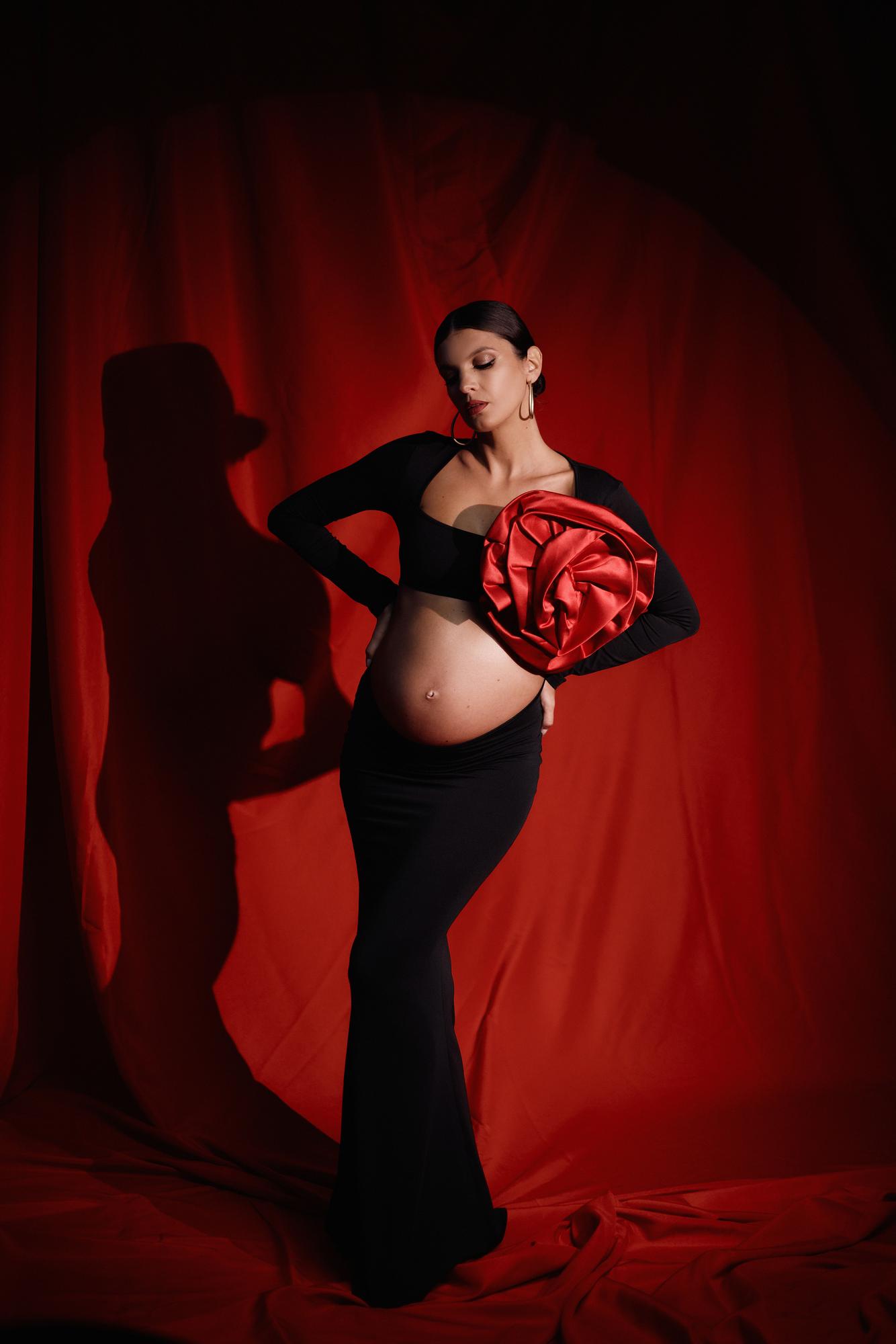 Черное платье с рукавами и вырезом на животе