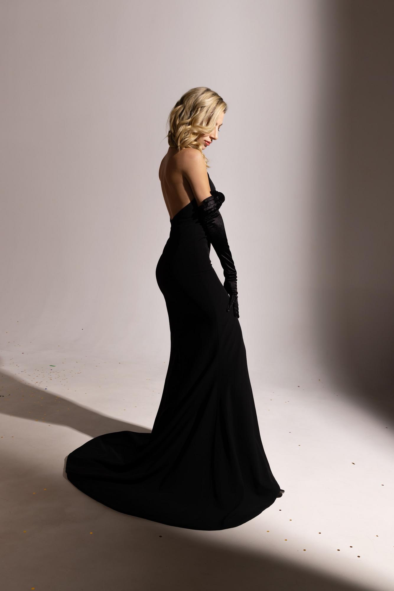 Черное по фигуре застежка на шее разрез спереди шлейф