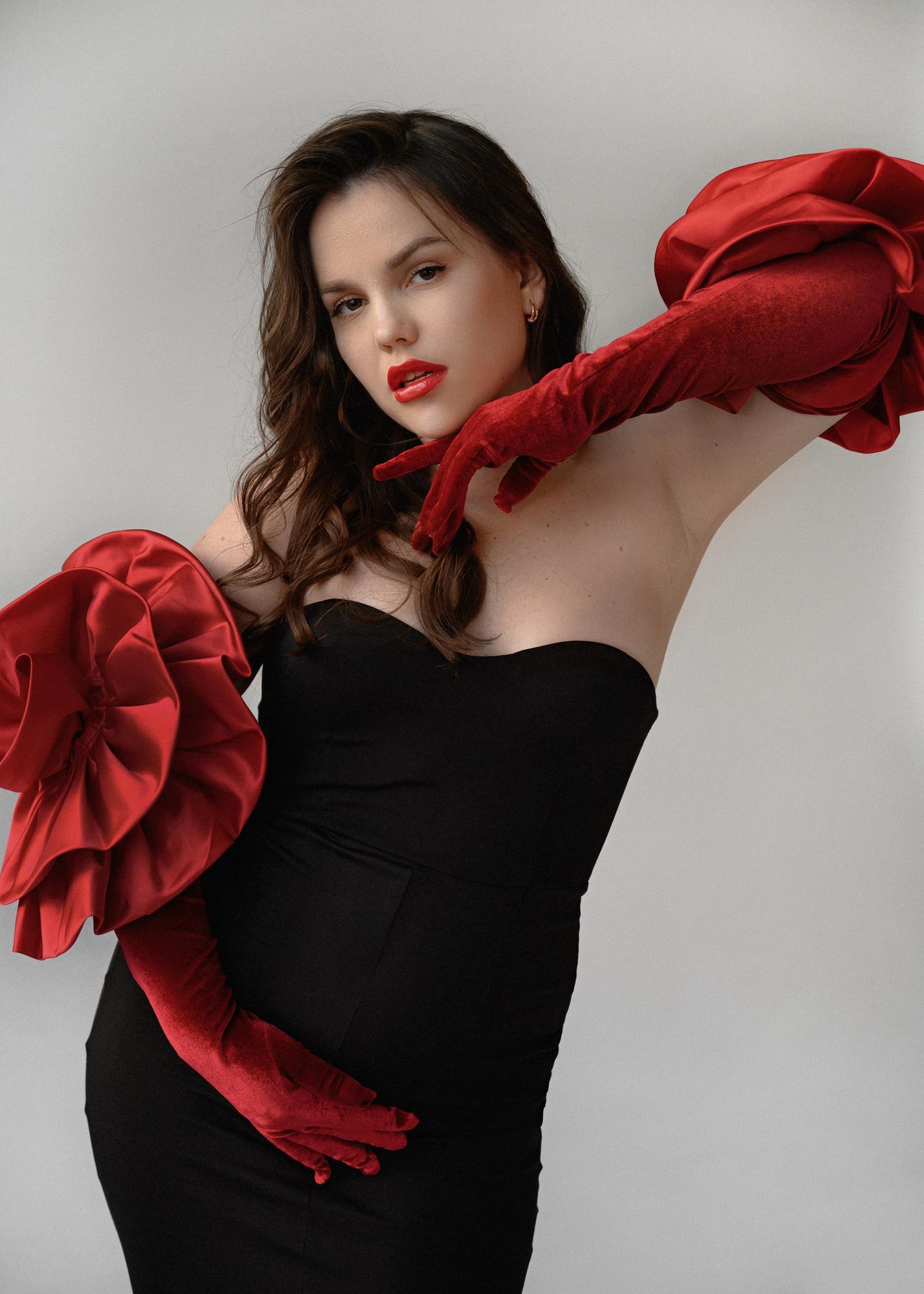 Бордовые бархатные перчатки с цветами атласными