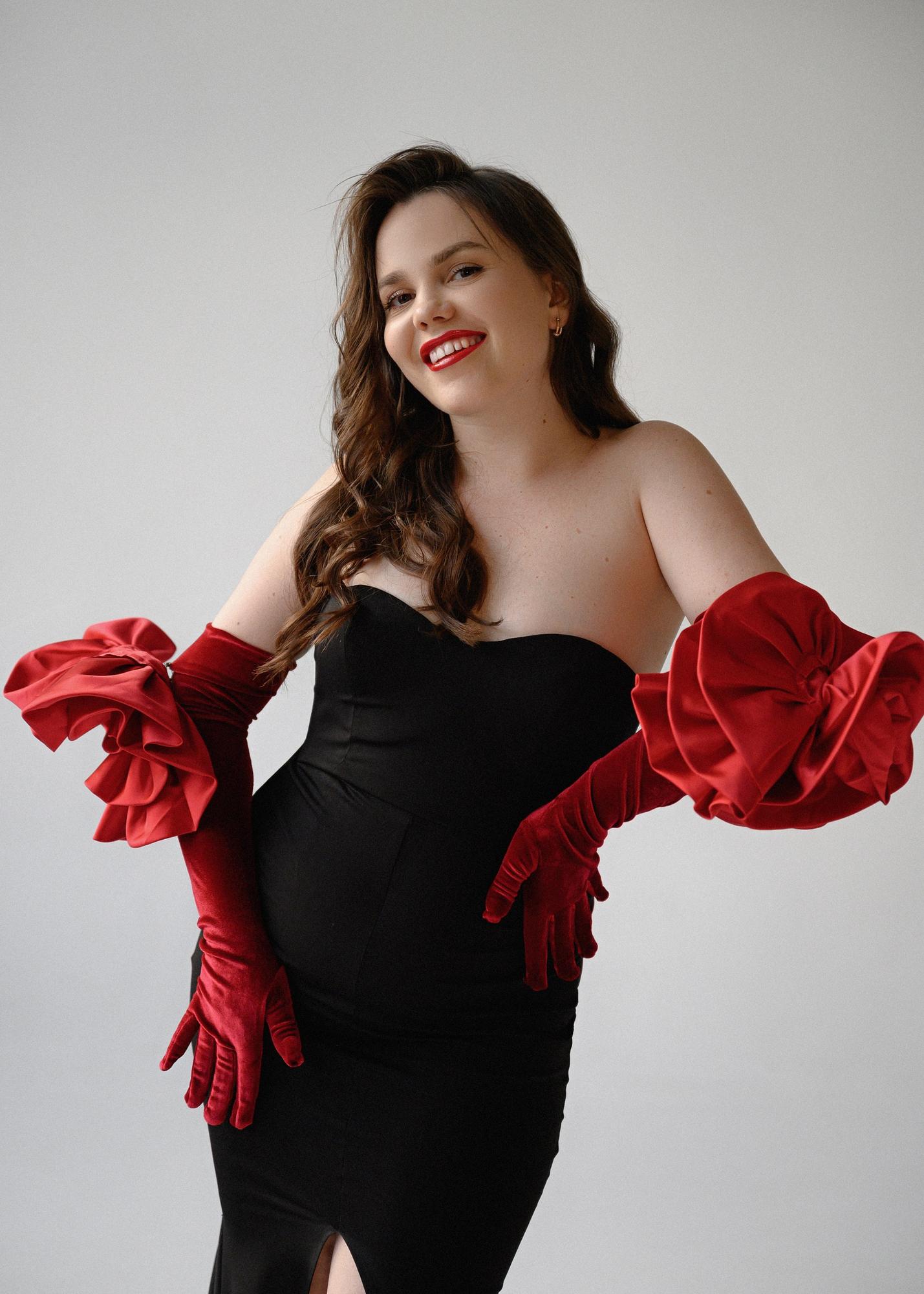 Бордовые бархатные перчатки с цветами атласными