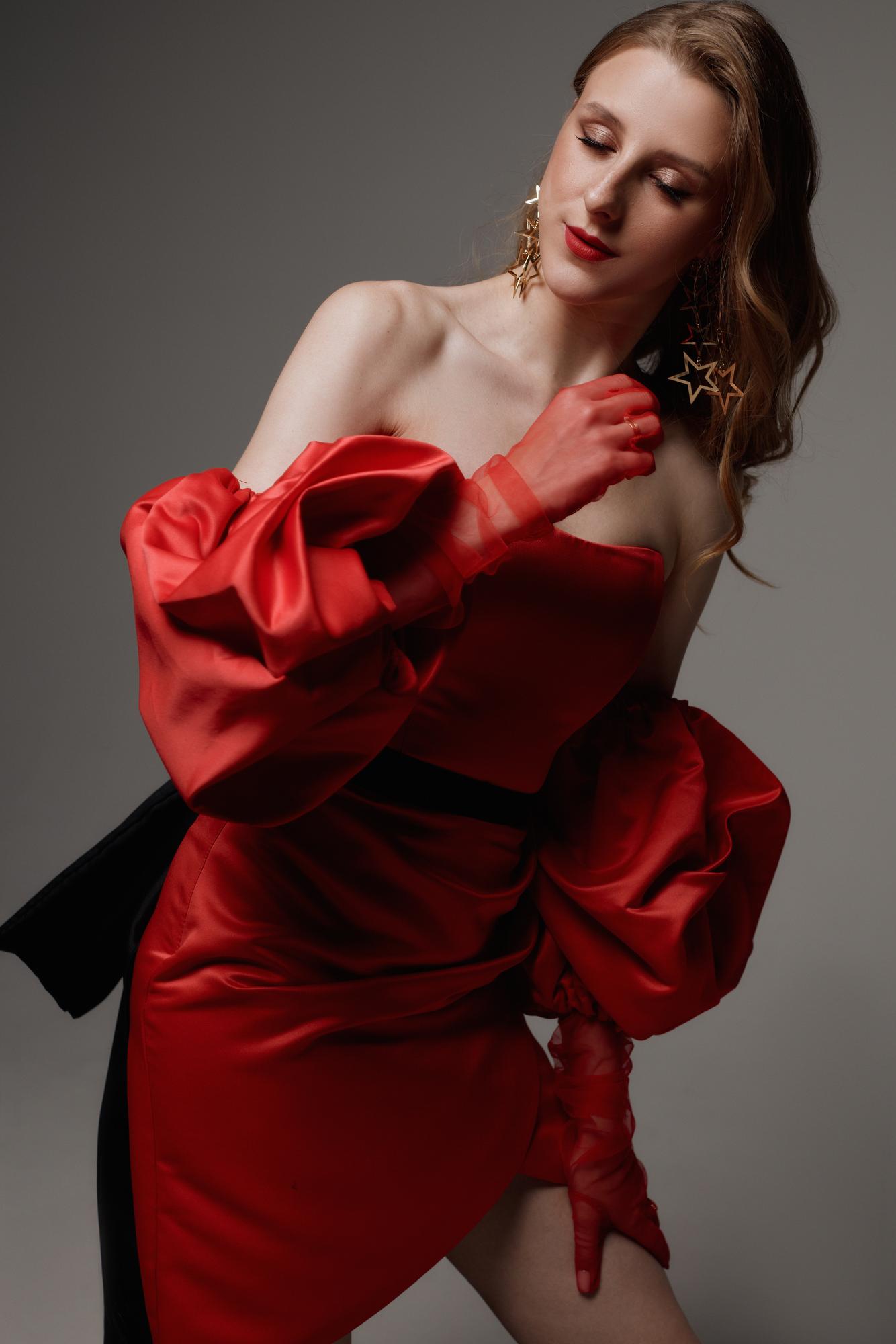 Красные перчатки фатин