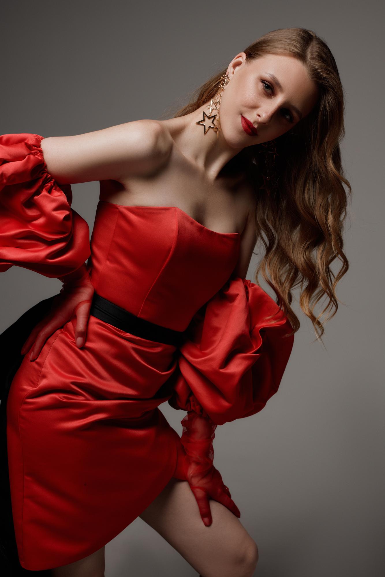 Красное атласное мини со съемным рукавом