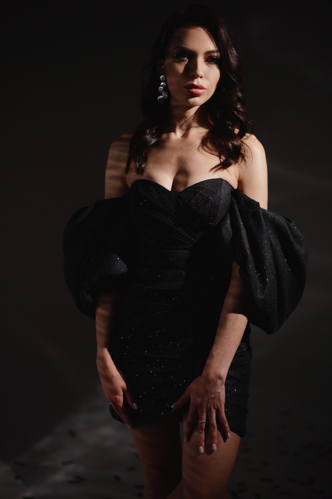 Чёрное глиттерное платье с объемным рукавом