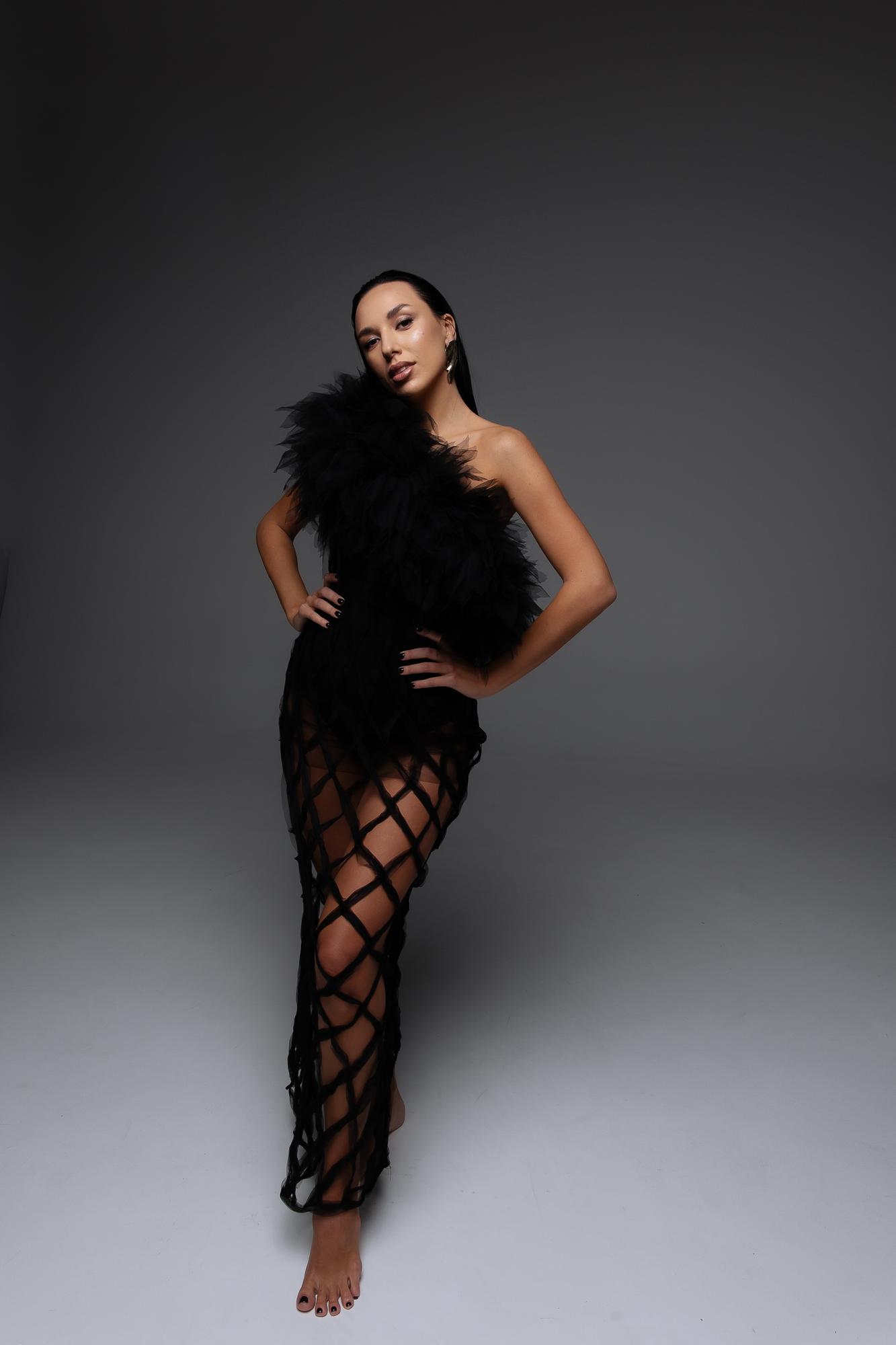Черное платье крупная сетка с ассиметричным верхом лоскутами