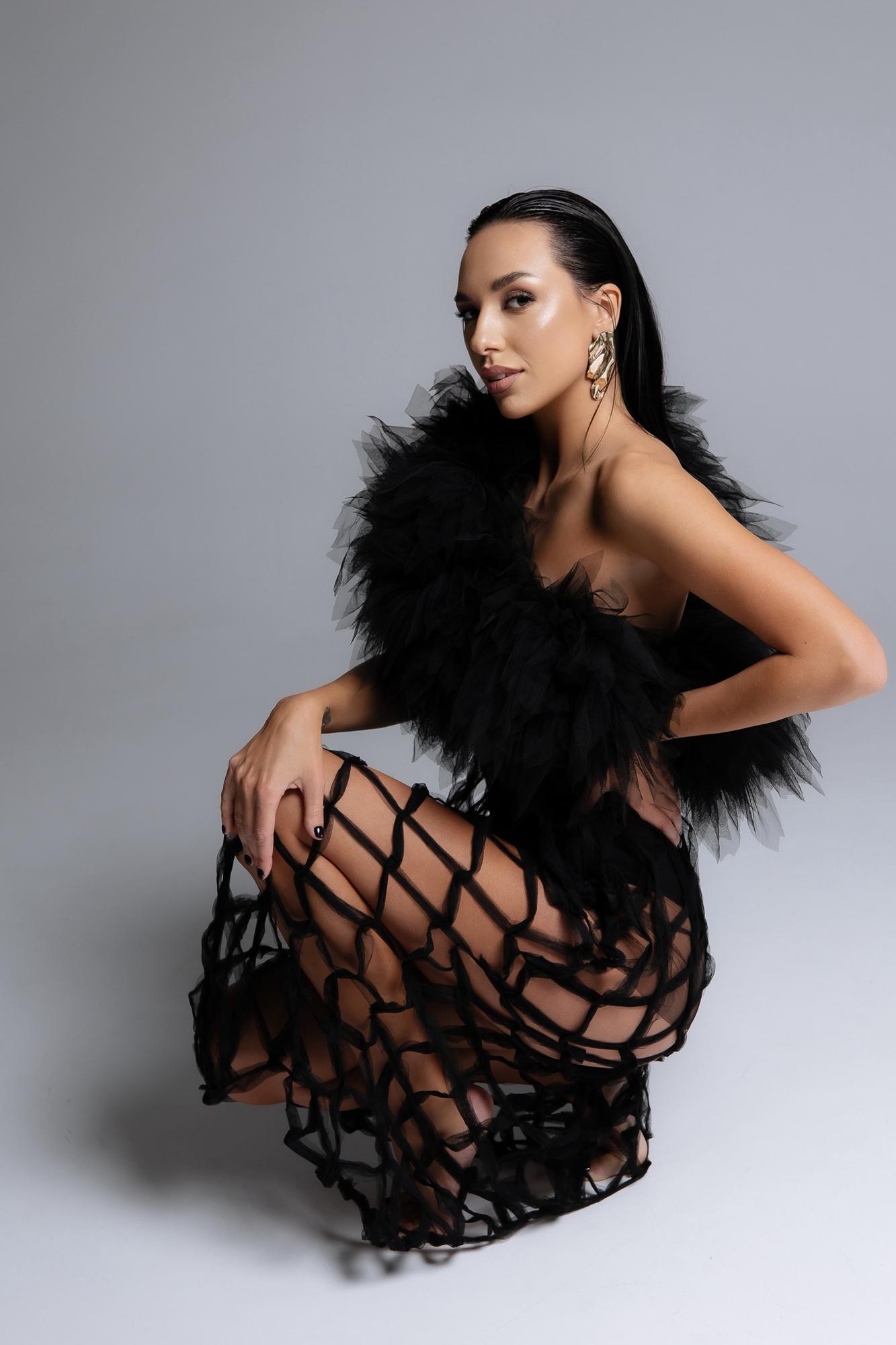 Черное платье крупная сетка с ассиметричным верхом лоскутами