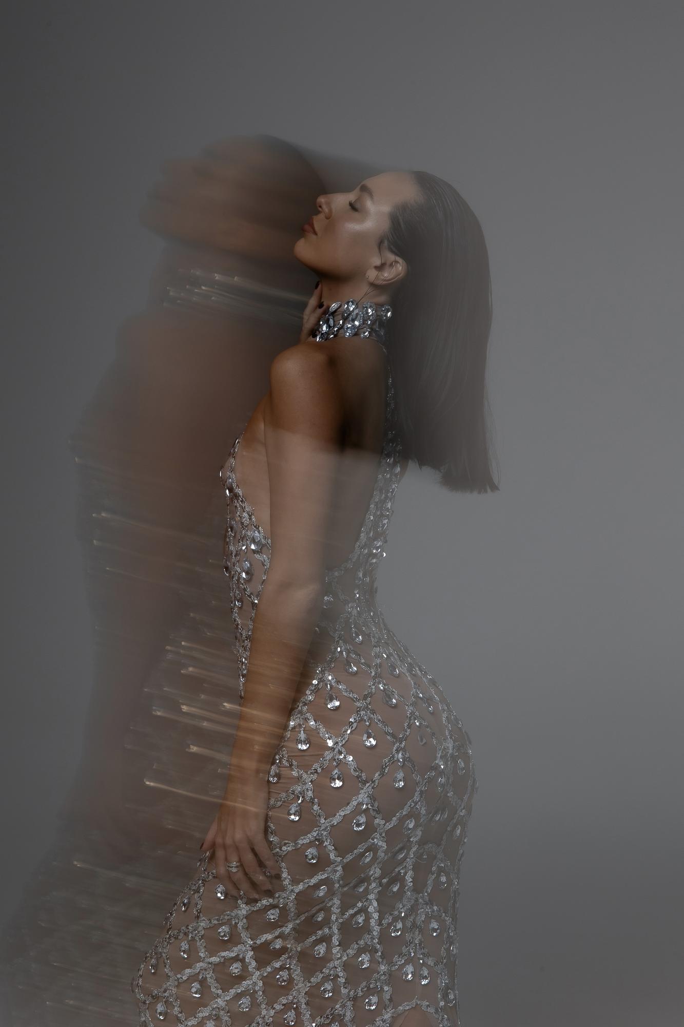 Серебряное платье-сетка из страз