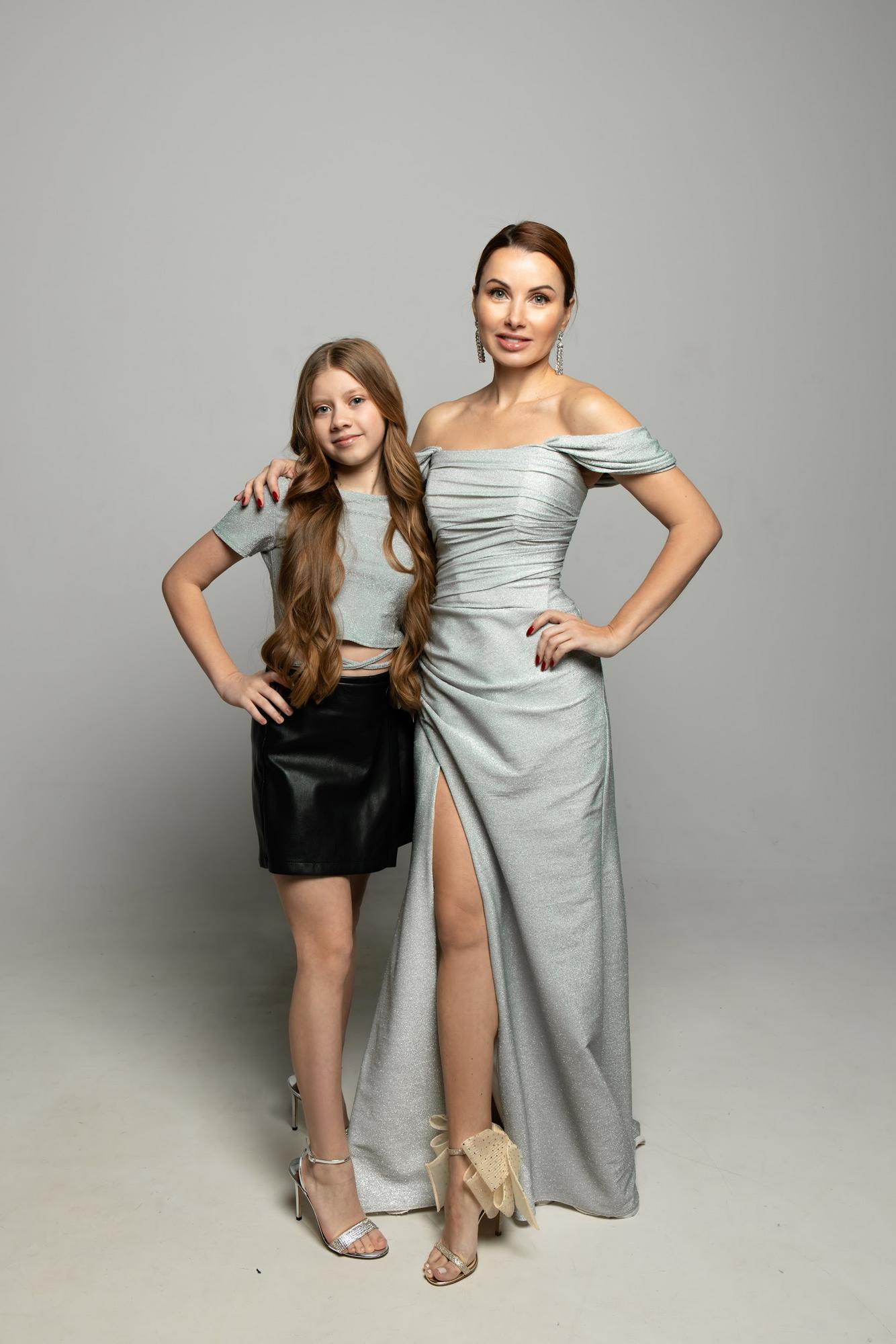 Серое глиттер по фигуре спущенные плечи, разрез