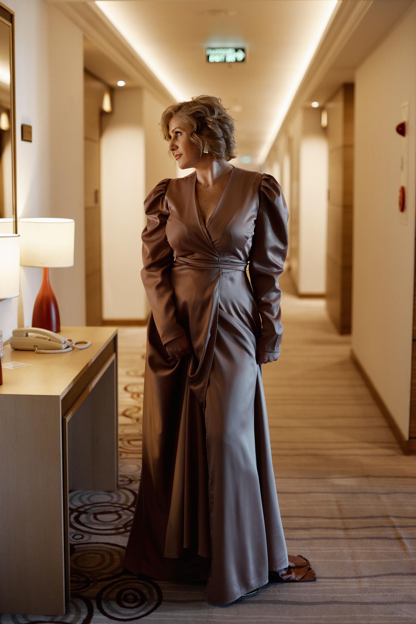 Шелковое платье на запах с рукавом какао