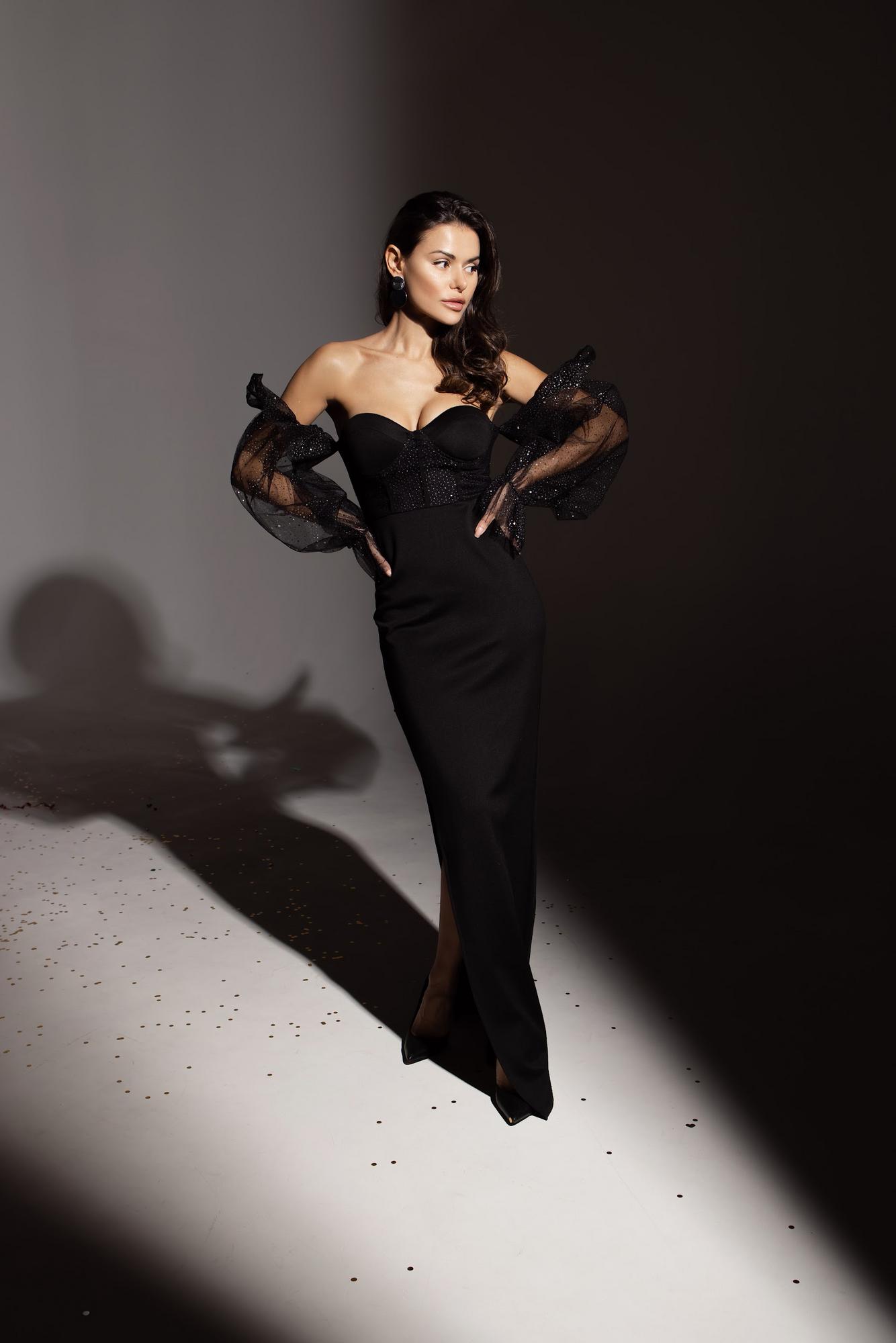 Черное с боковым разрезом и фатиновыми рукавами