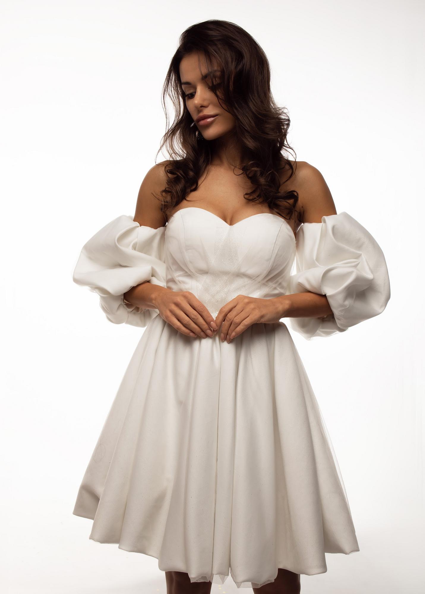 Белое короткое глиттер объемные рукава