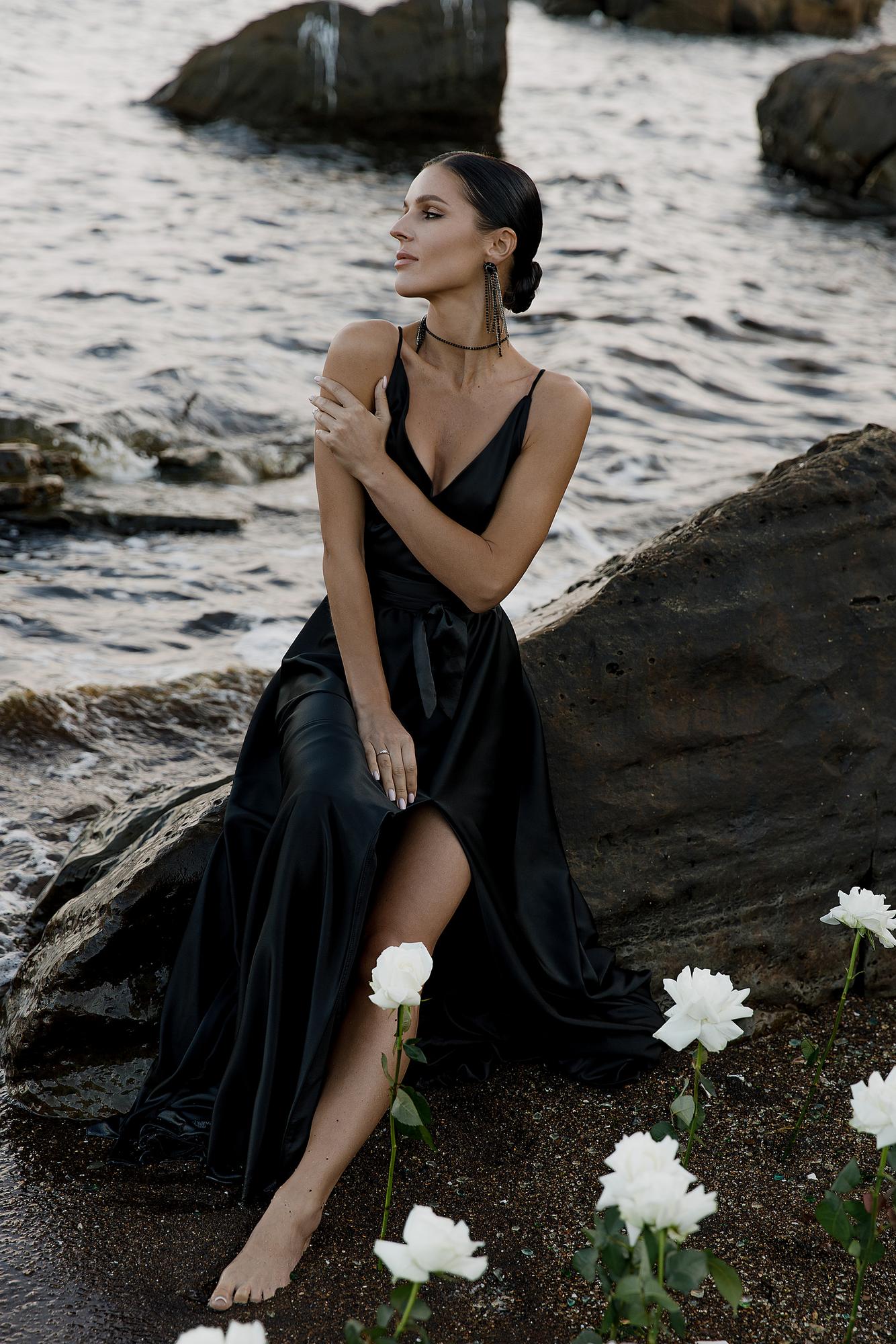 Черное атласное на тонких лямках