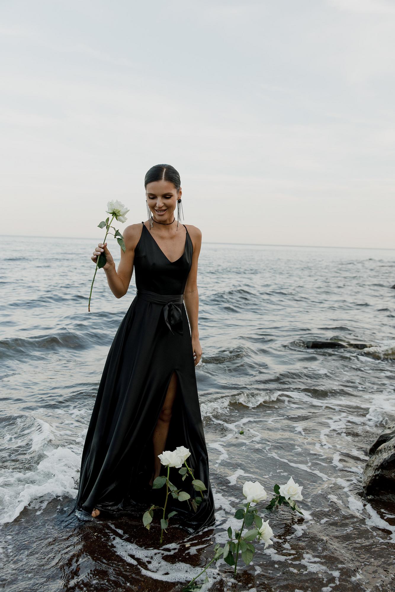 Черное атласное на тонких лямках