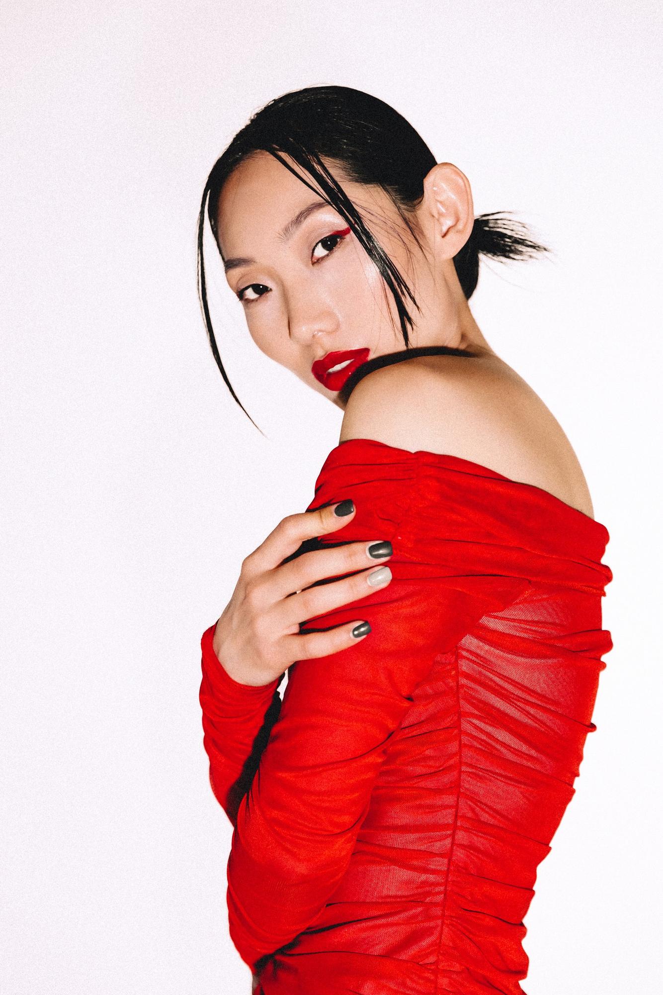 Красное с рукавом, фатин гармошкой миди