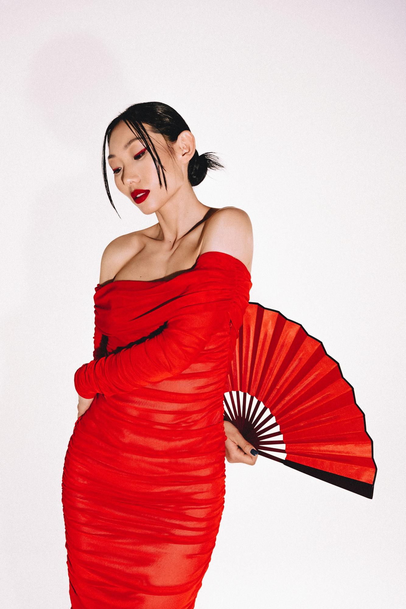 Красное с рукавом, фатин гармошкой миди