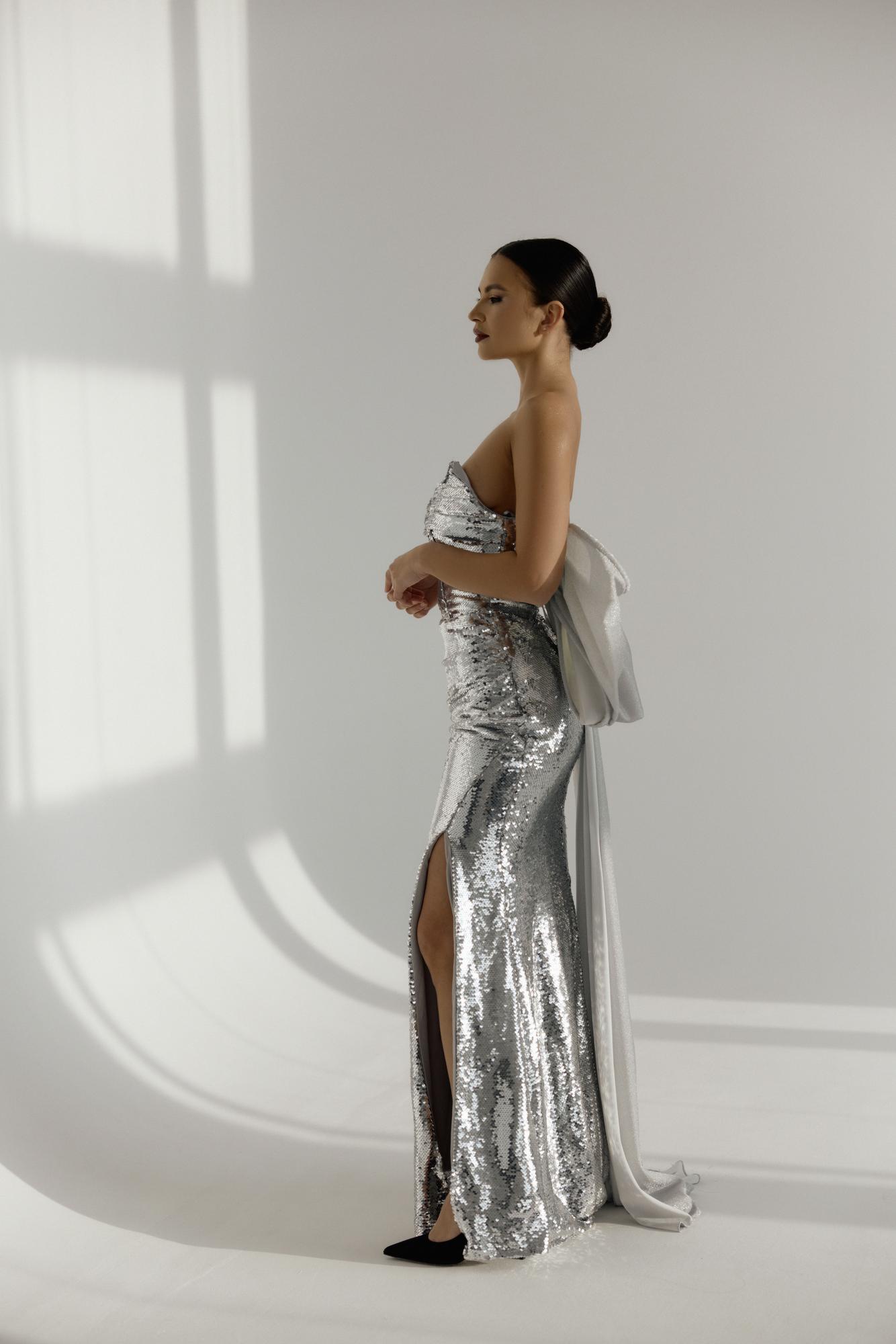 Серебряное по фигуре пайетка открытый верх разрез бант сзади