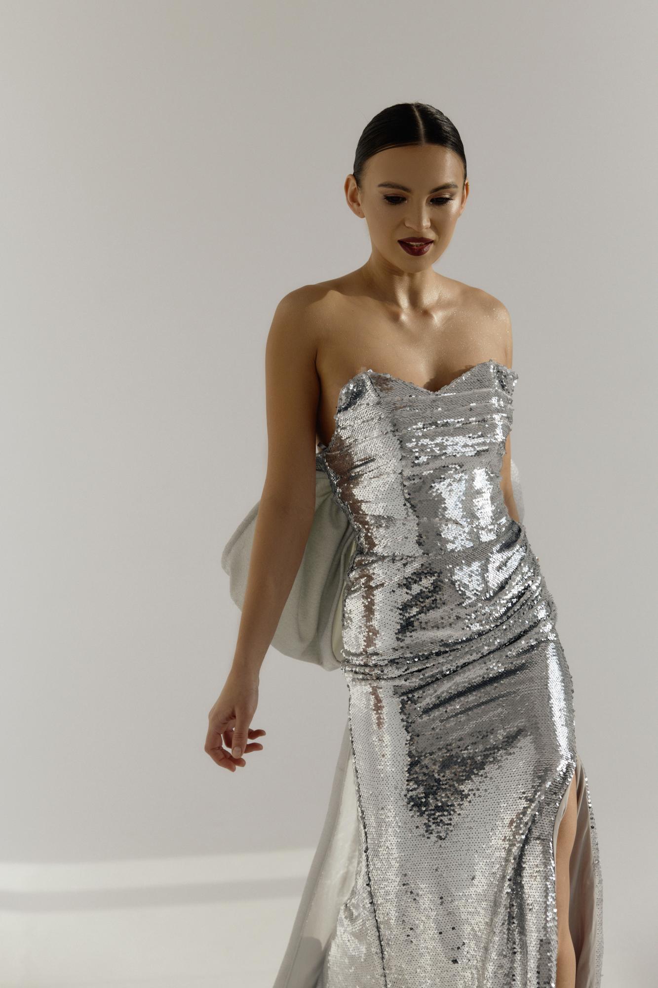Серебряное по фигуре пайетка открытый верх разрез бант сзади