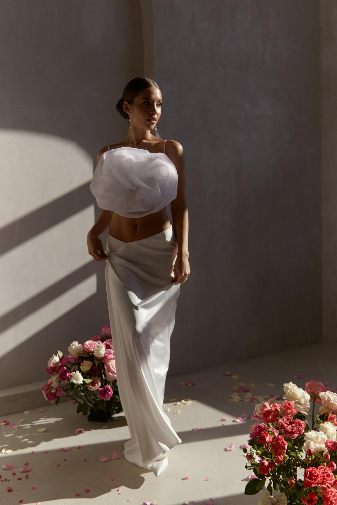 Юбка белая шелк с уголком без разреза