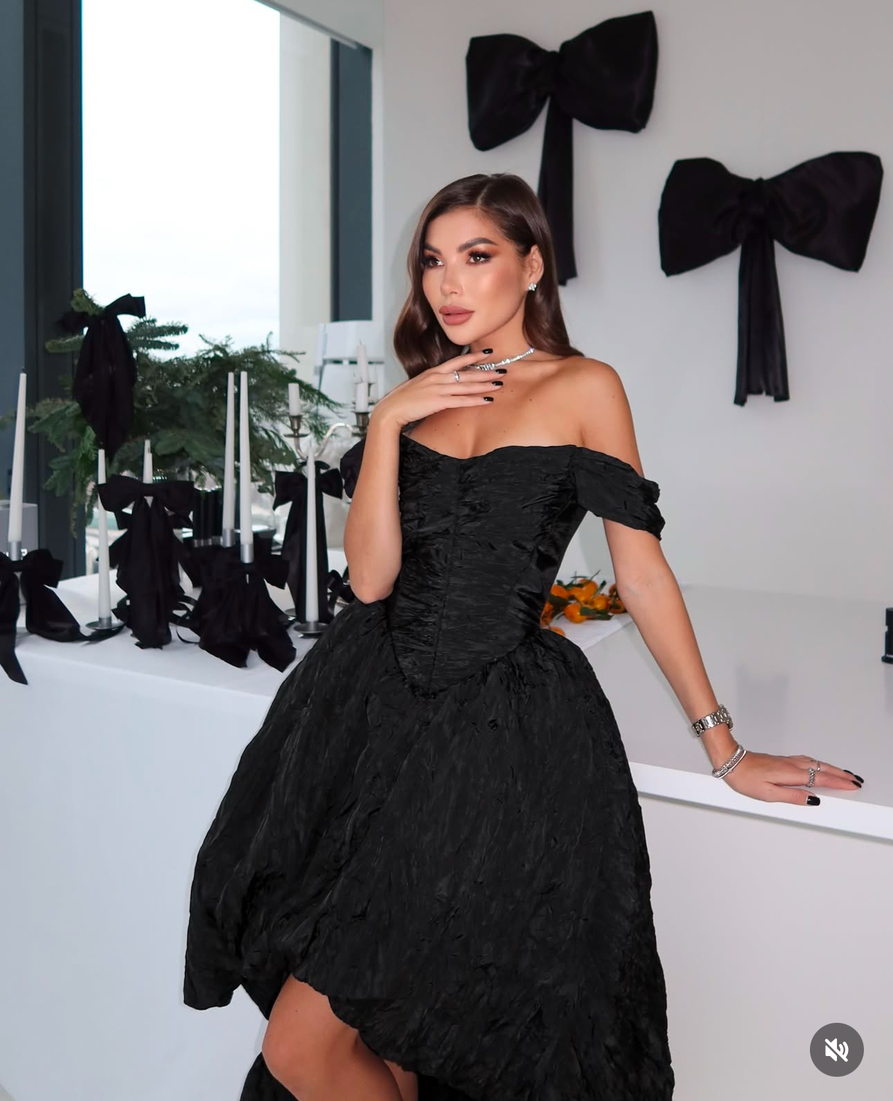 Черное жатое спереди короткое сзади удлинение