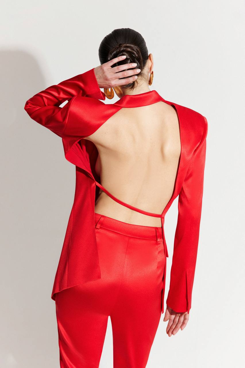 Красный костюм брюки и пиджак открытая спина