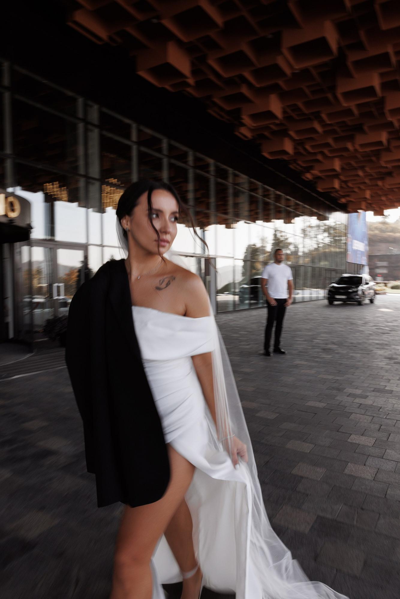 Молочное по фигуре спущенные плечи cборка вверху шлейф разрез креп S98