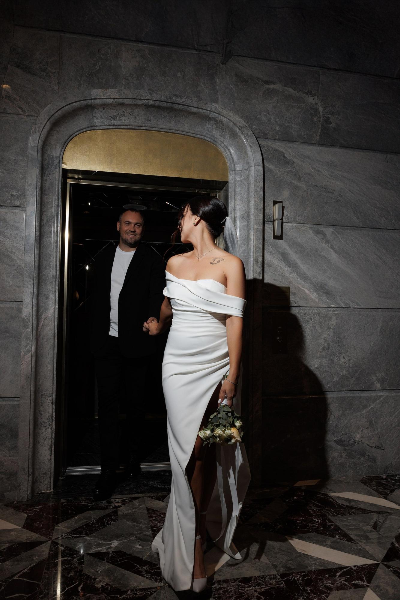 Молочное по фигуре спущенные плечи cборка вверху шлейф разрез креп S98