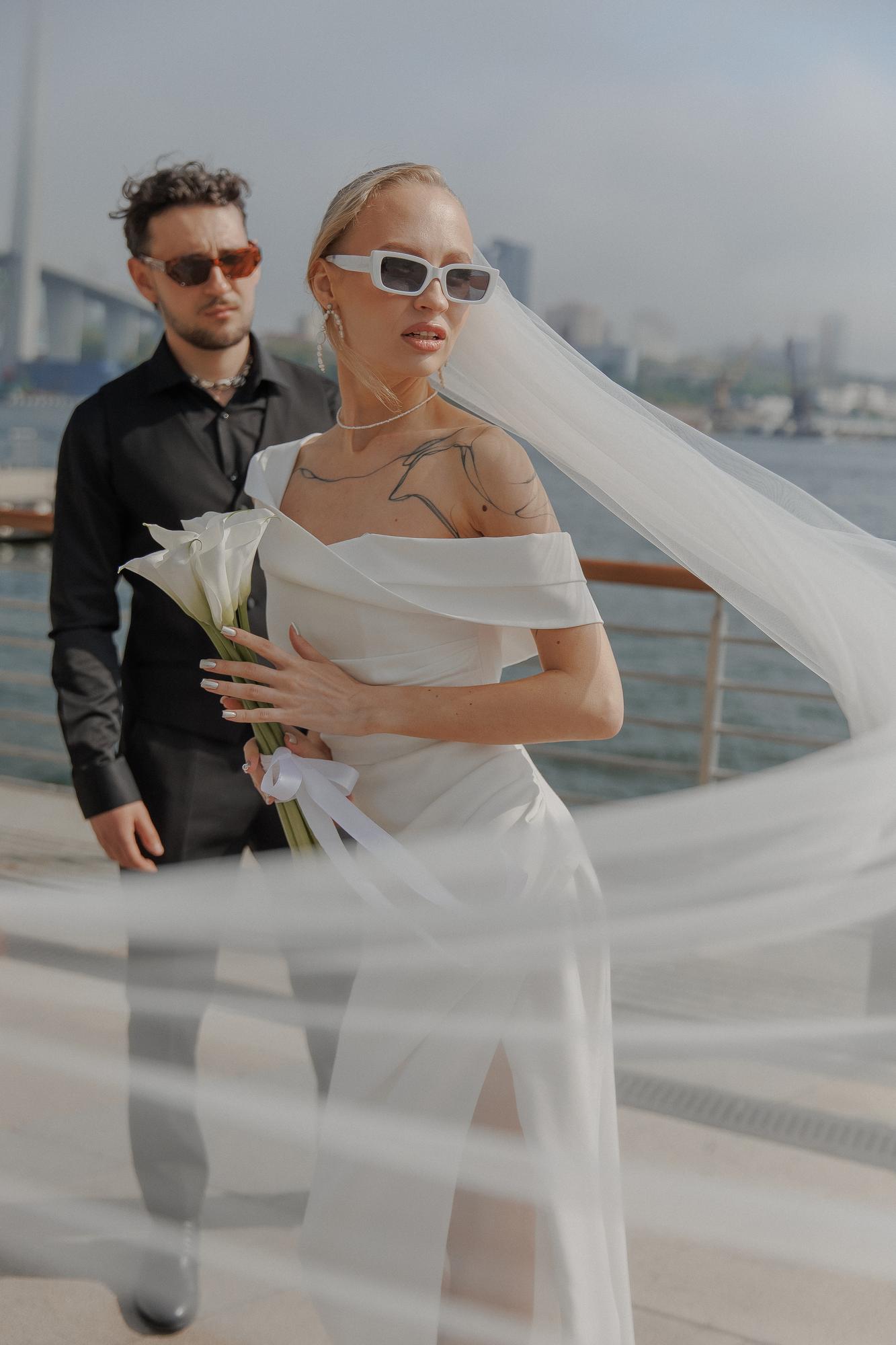 Молочное по фигуре спущенные плечи cборка вверху шлейф разрез креп S98