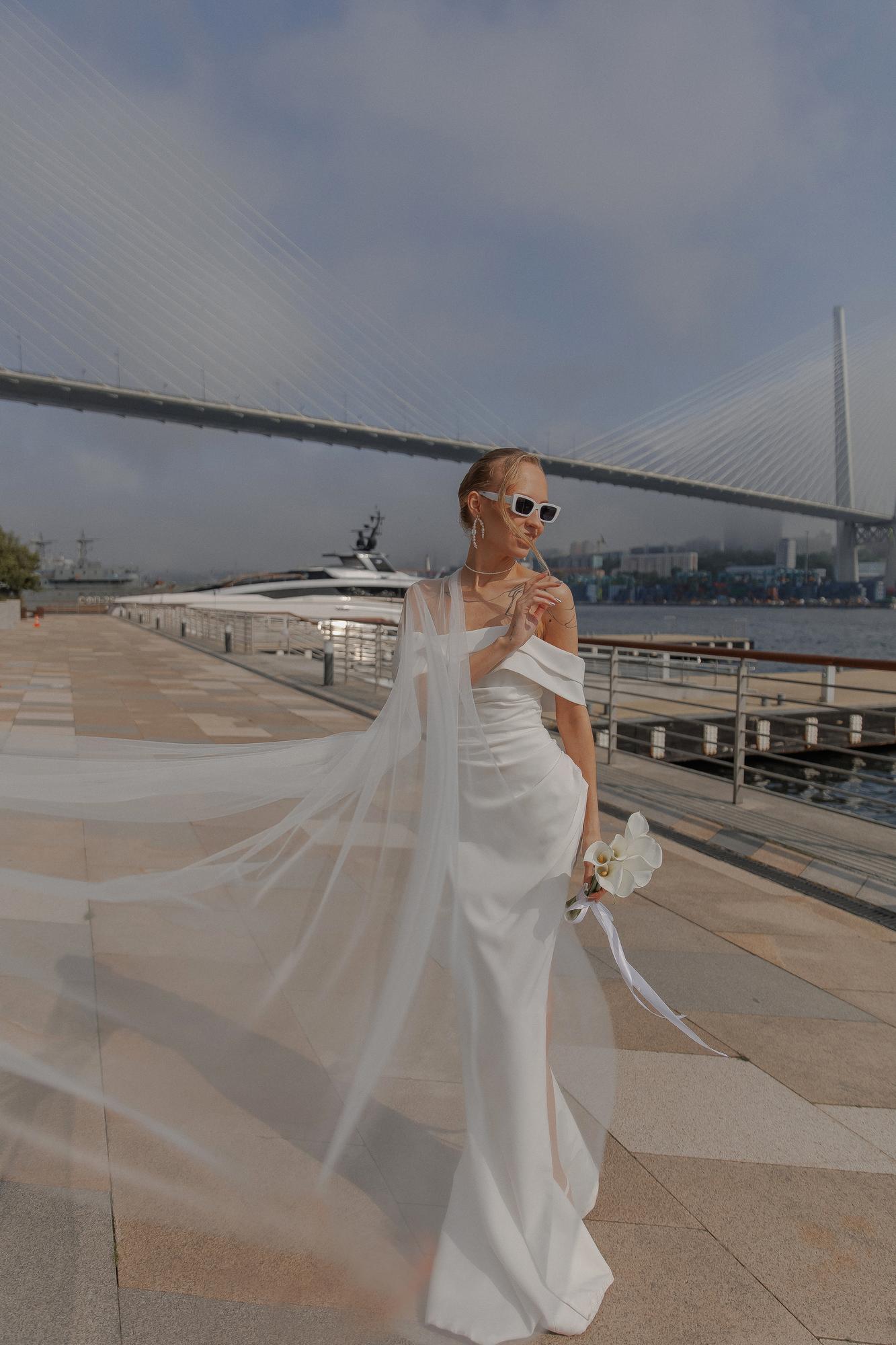 Молочное по фигуре спущенные плечи cборка вверху шлейф разрез креп S98