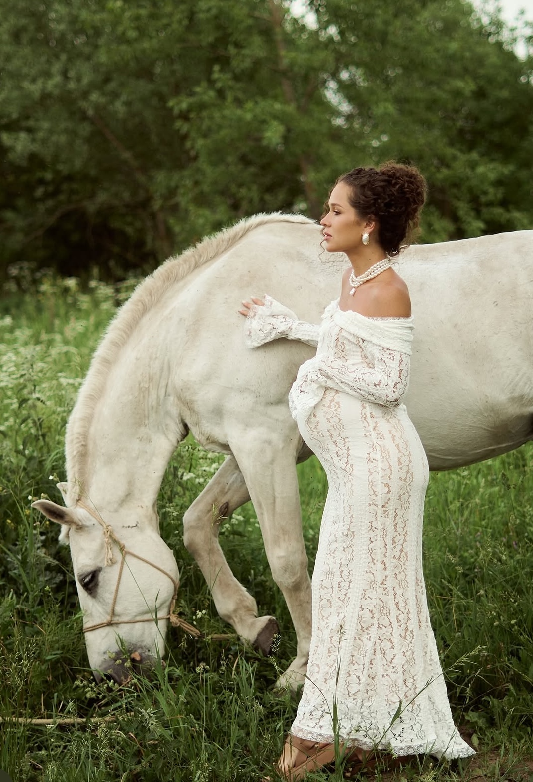 Белое кружево по фигуре спущенные плечи рукав