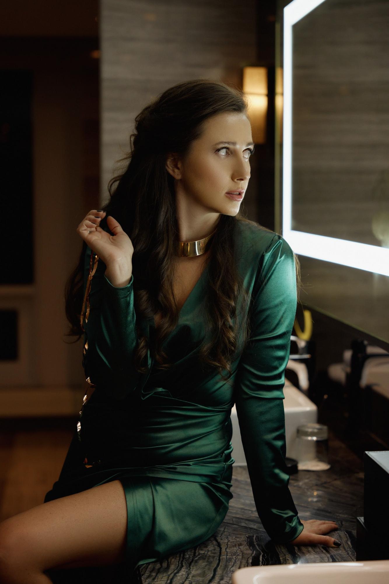 Изумрудное платье по фигуре шелк с рукавом