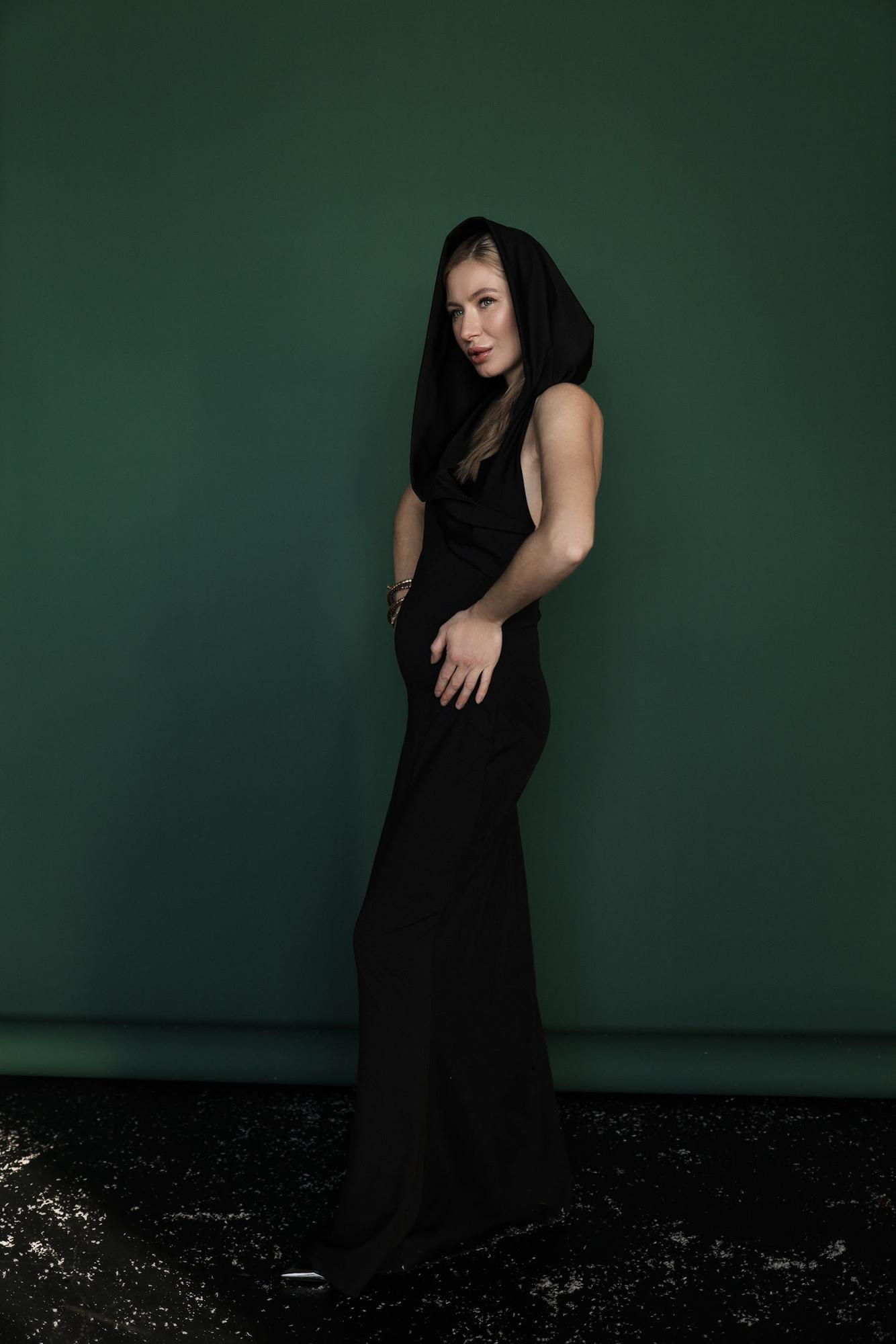 Черное по фигуре с капюшоном